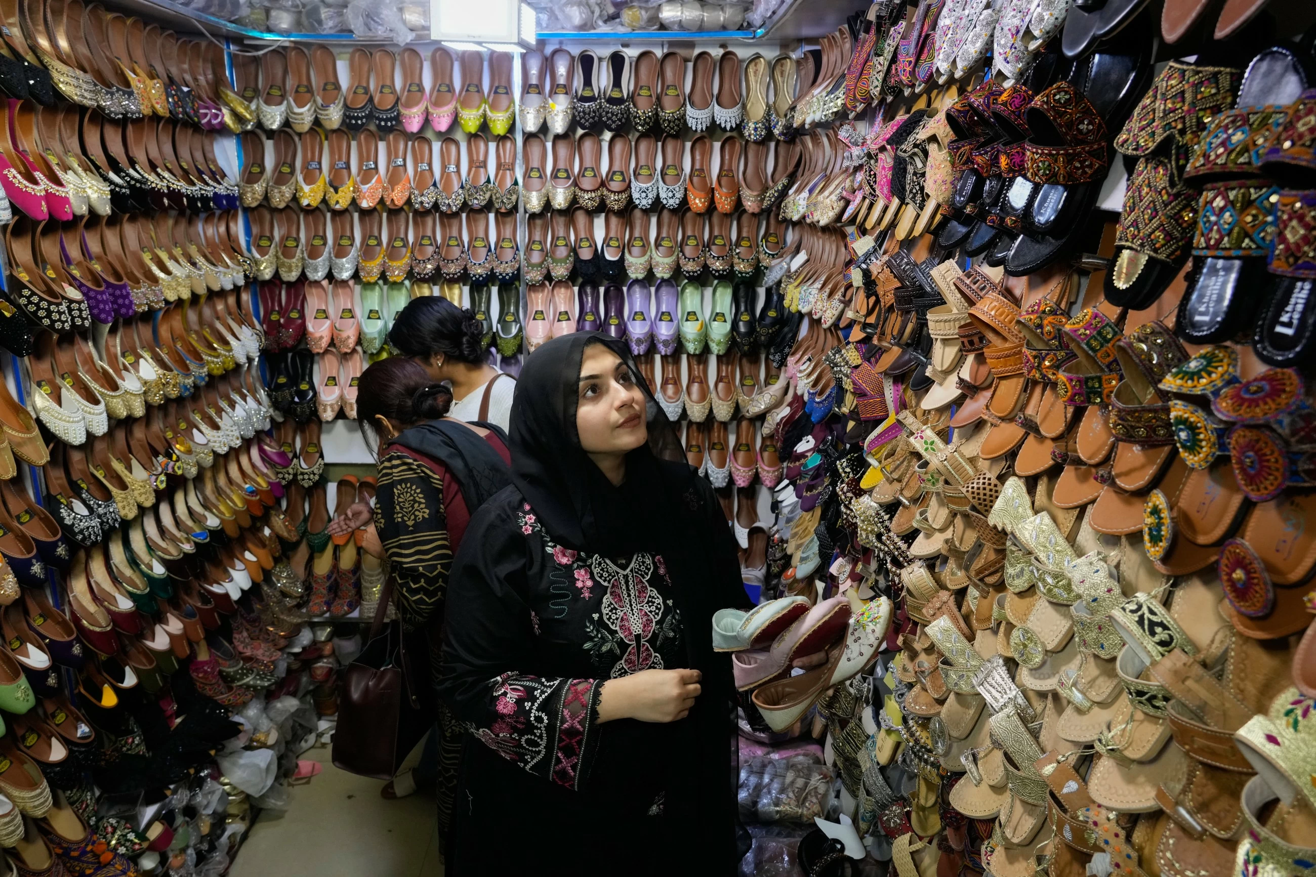 Markets, shopping malls to close at 8:00pm in two Pakistani provinces to save energy