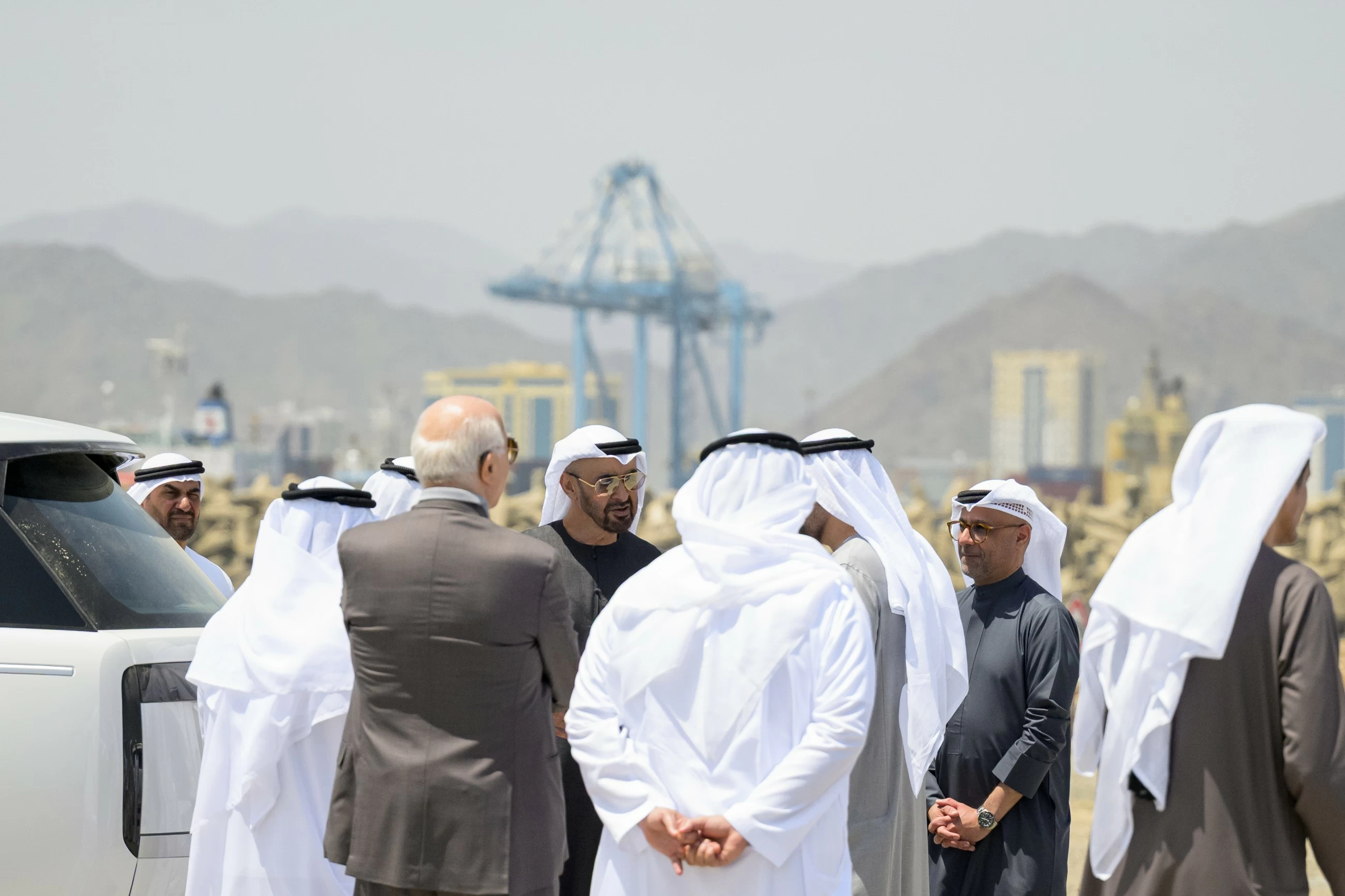 Sheikh Mohamed meets Sheikh Hamad and conducts inspection of Fujairah Port