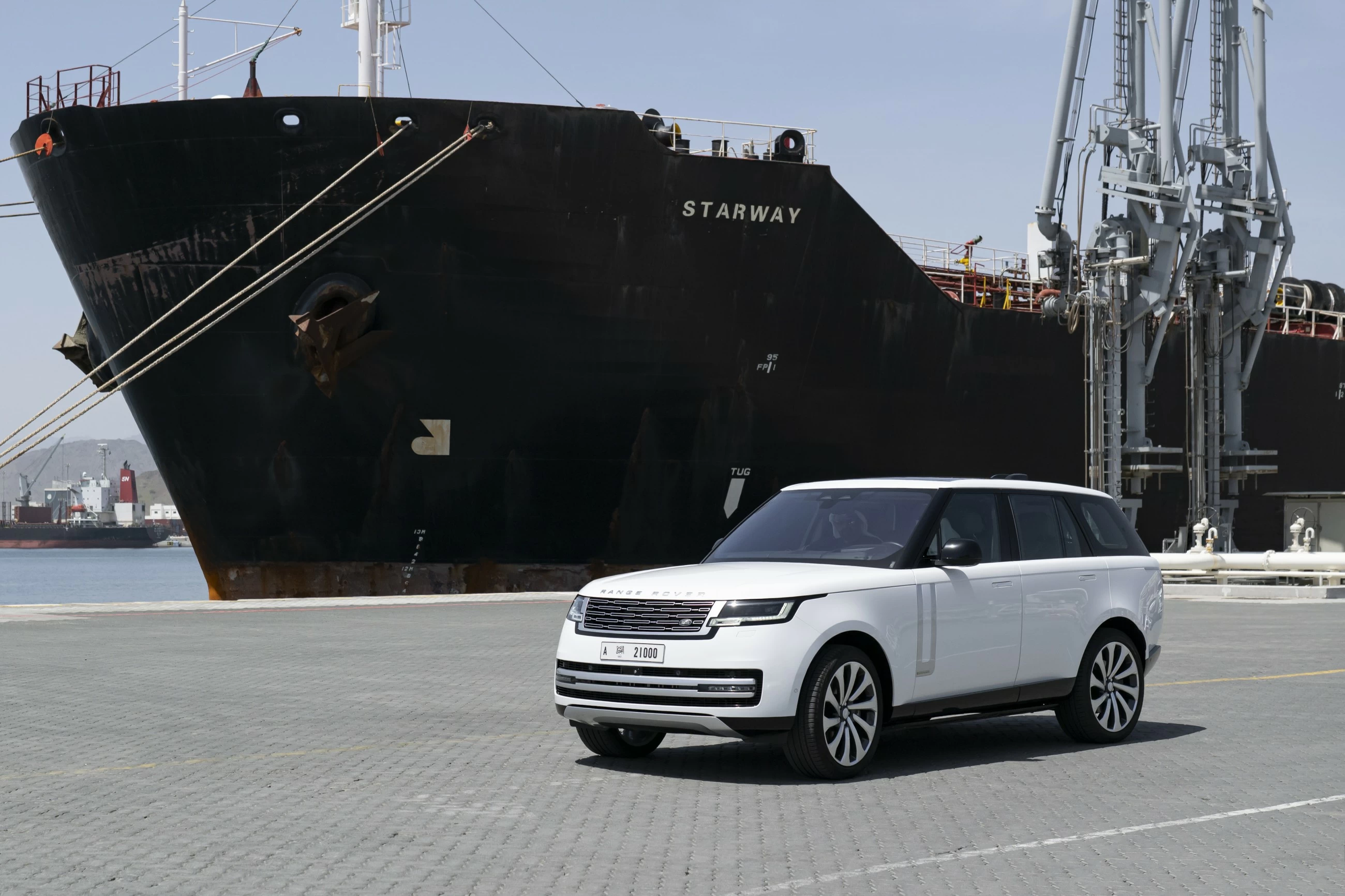 Sheikh Mohamed meets Sheikh Hamad and conducts inspection of Fujairah Port