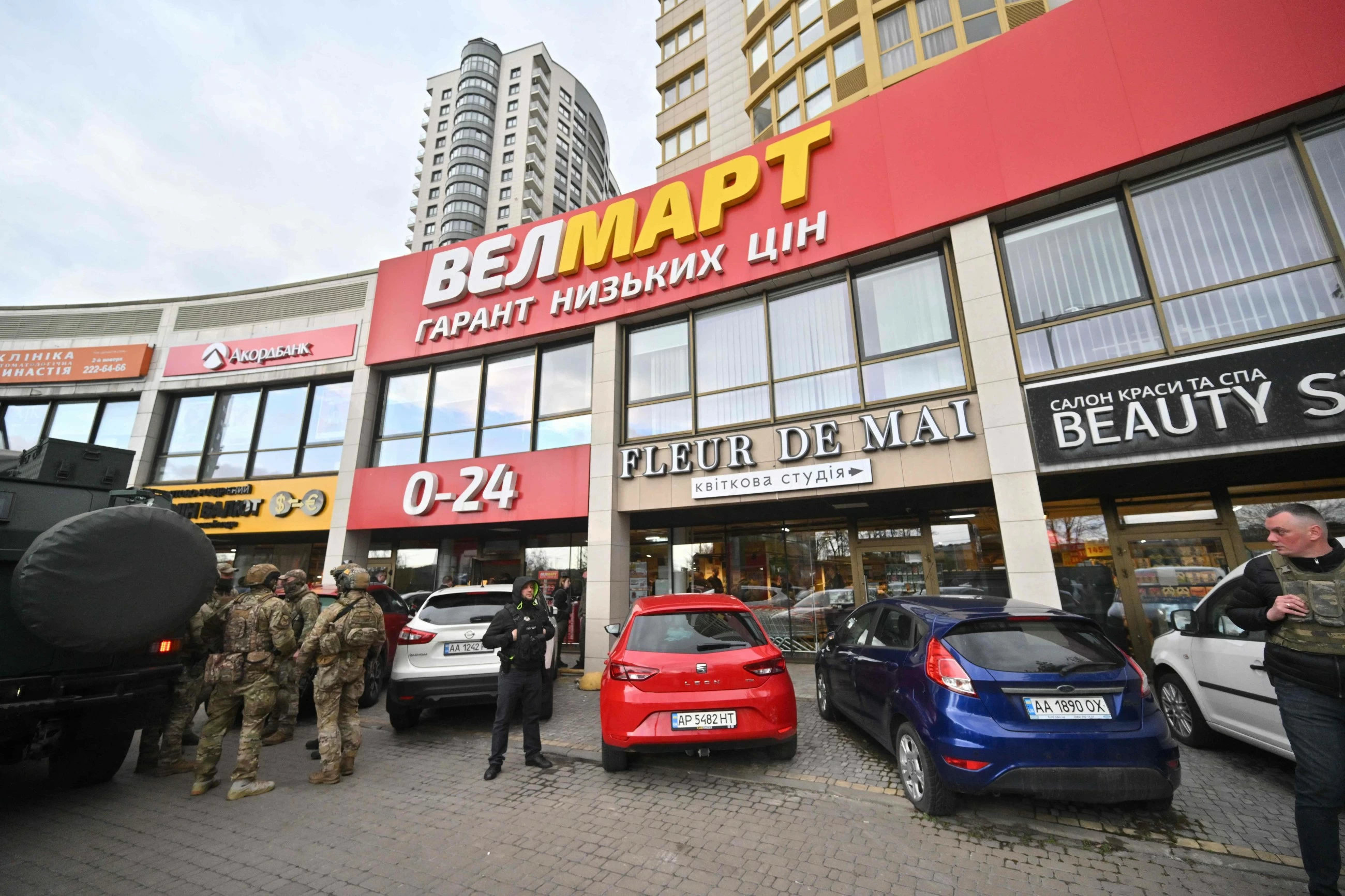 Six die in Kyiv supermarket shooting; police kill suspect