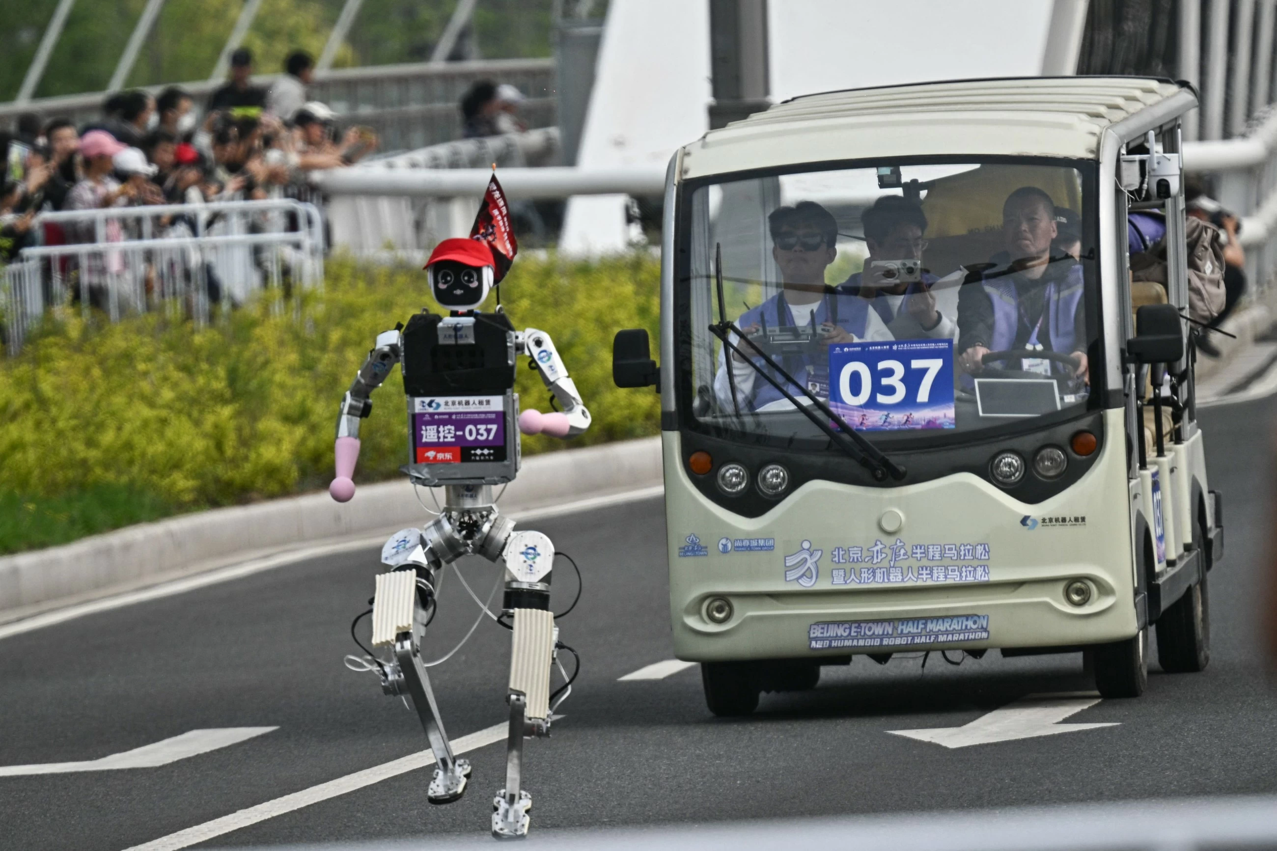 Humans far behind as robot breaks record at Beijing half-marathon