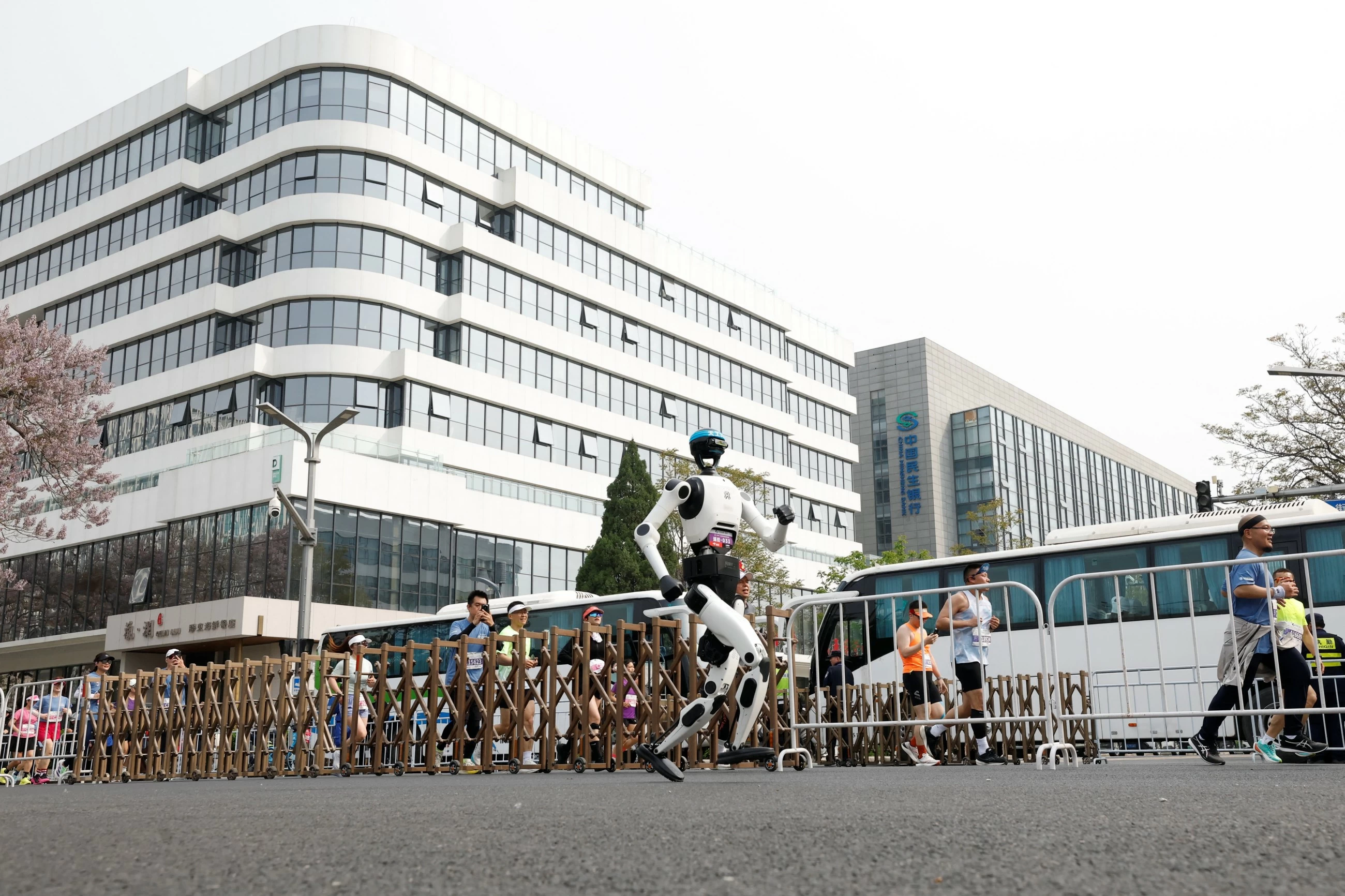 Humans far behind as robot breaks record at Beijing half-marathon