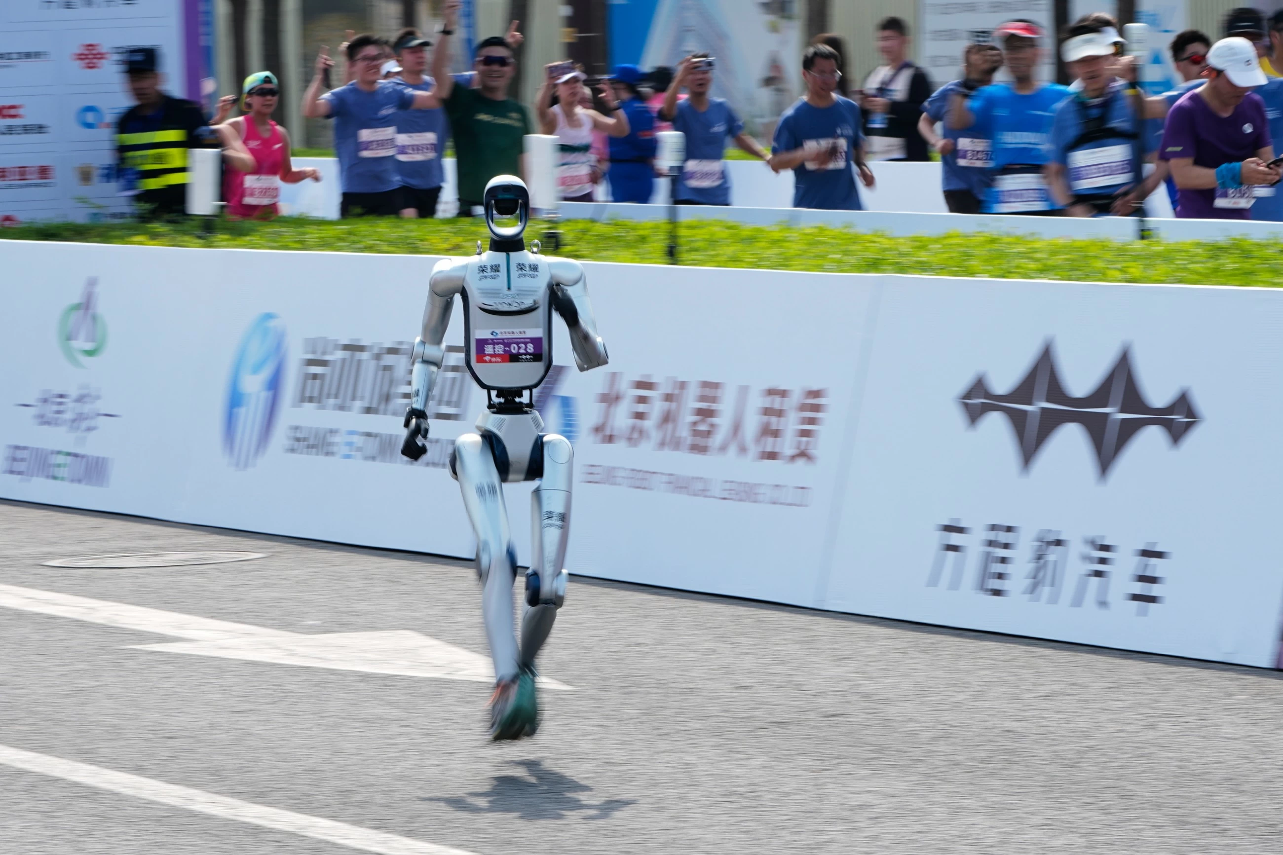 Humans far behind as robot breaks record at Beijing half-marathon