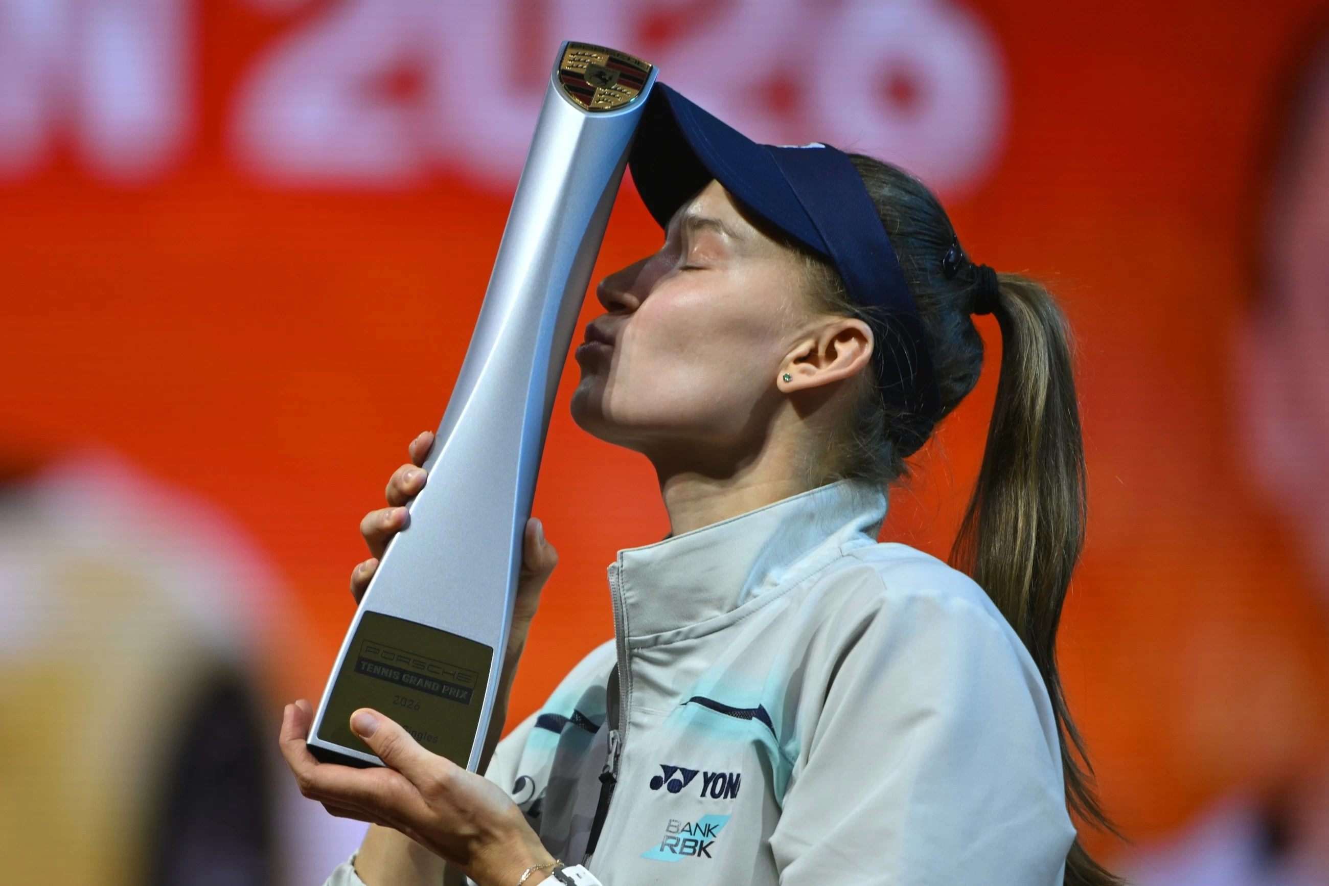 Rybakina gewinnt die Stuttgart Open; Shelton holt den Titel in München