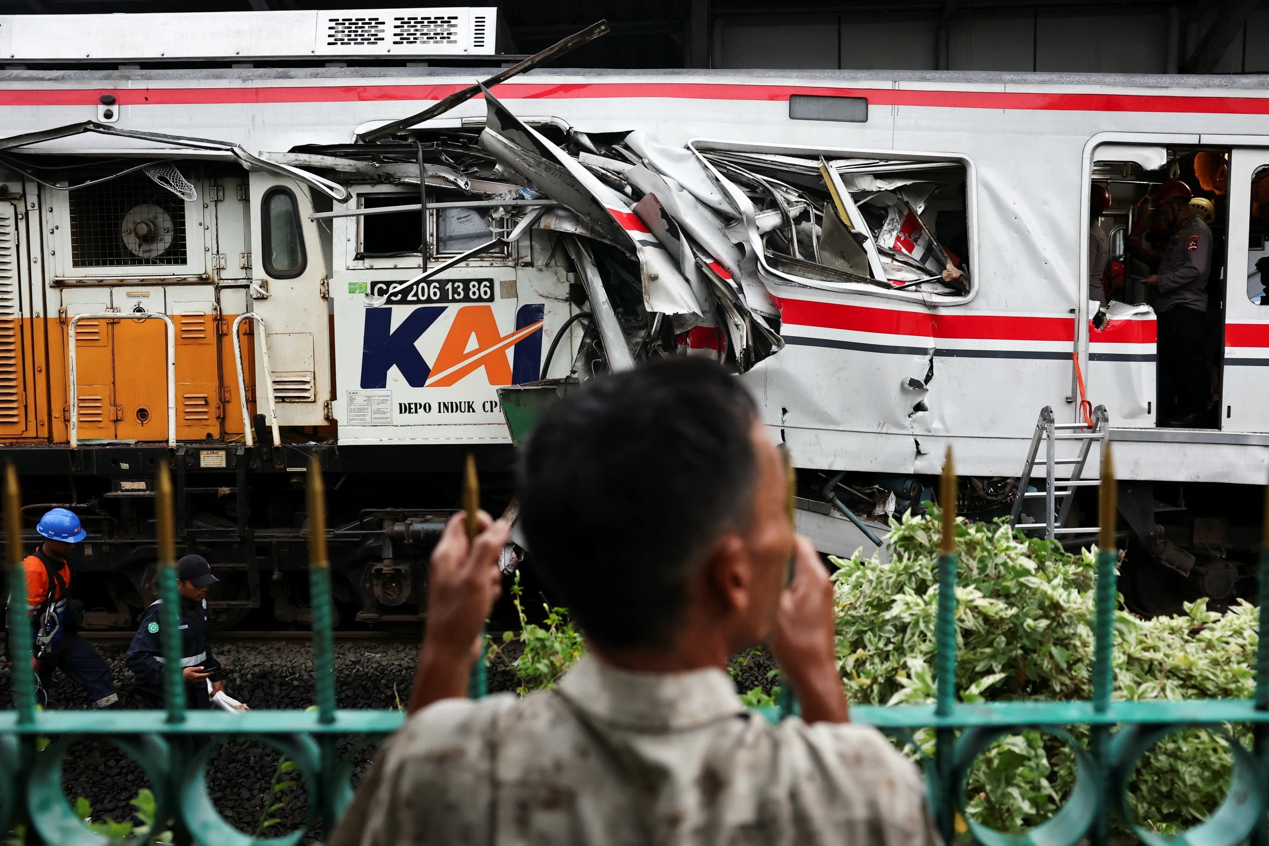 Train collision kills 15, injures dozens near Jakarta