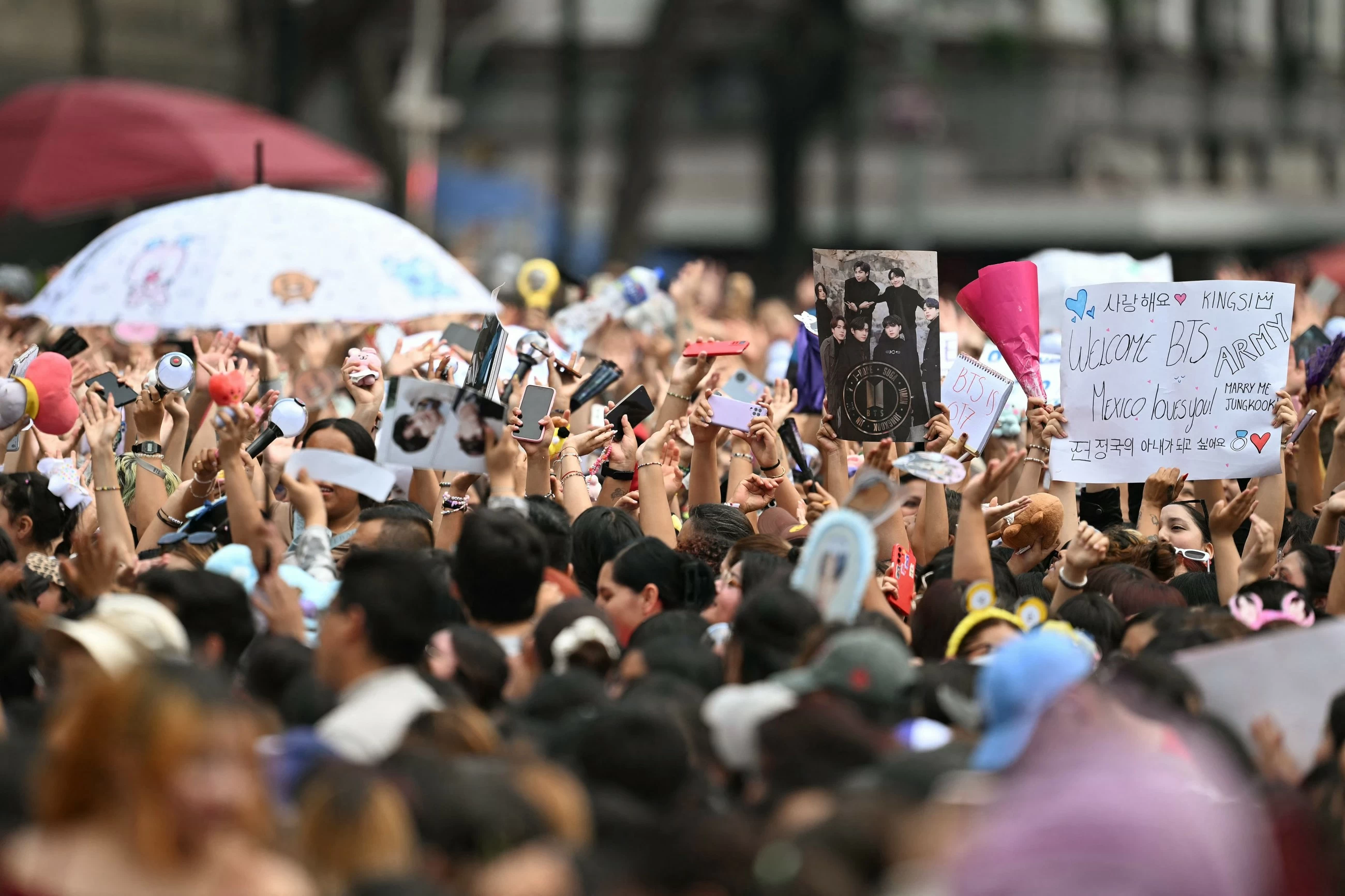 K-pop stars BTS draw 50,000-strong crowd in Mexico
