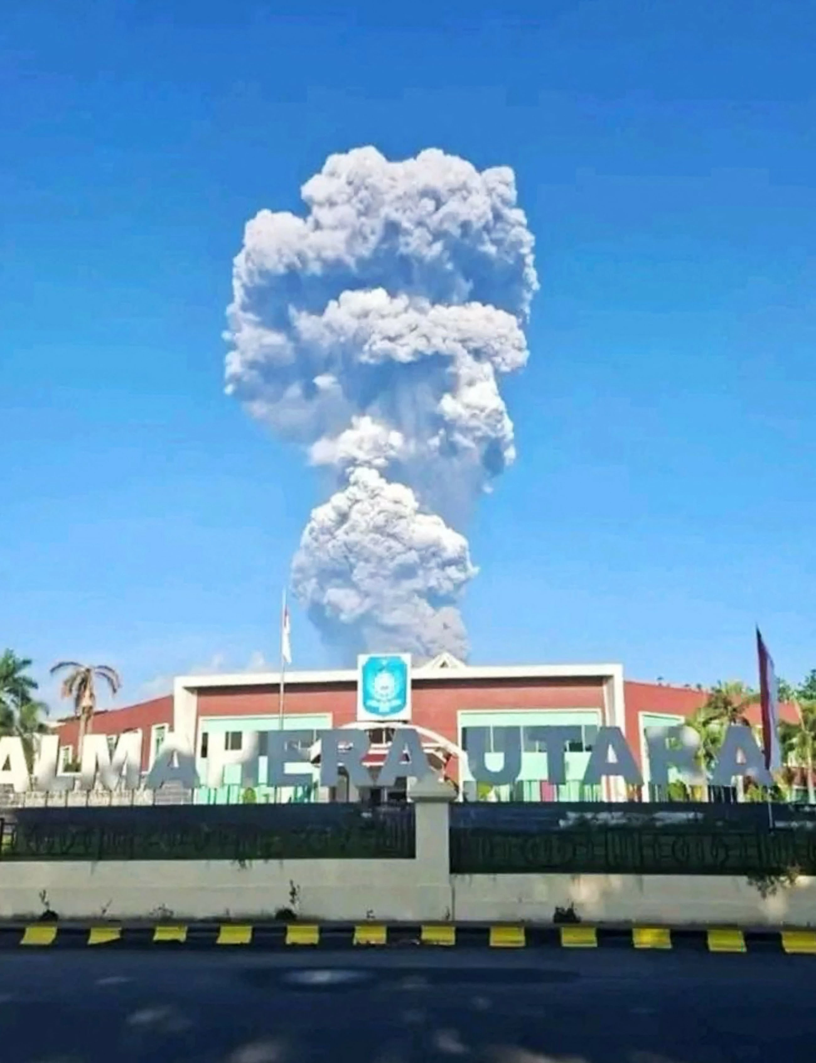Indonesia volcanic eruption kills three hikers