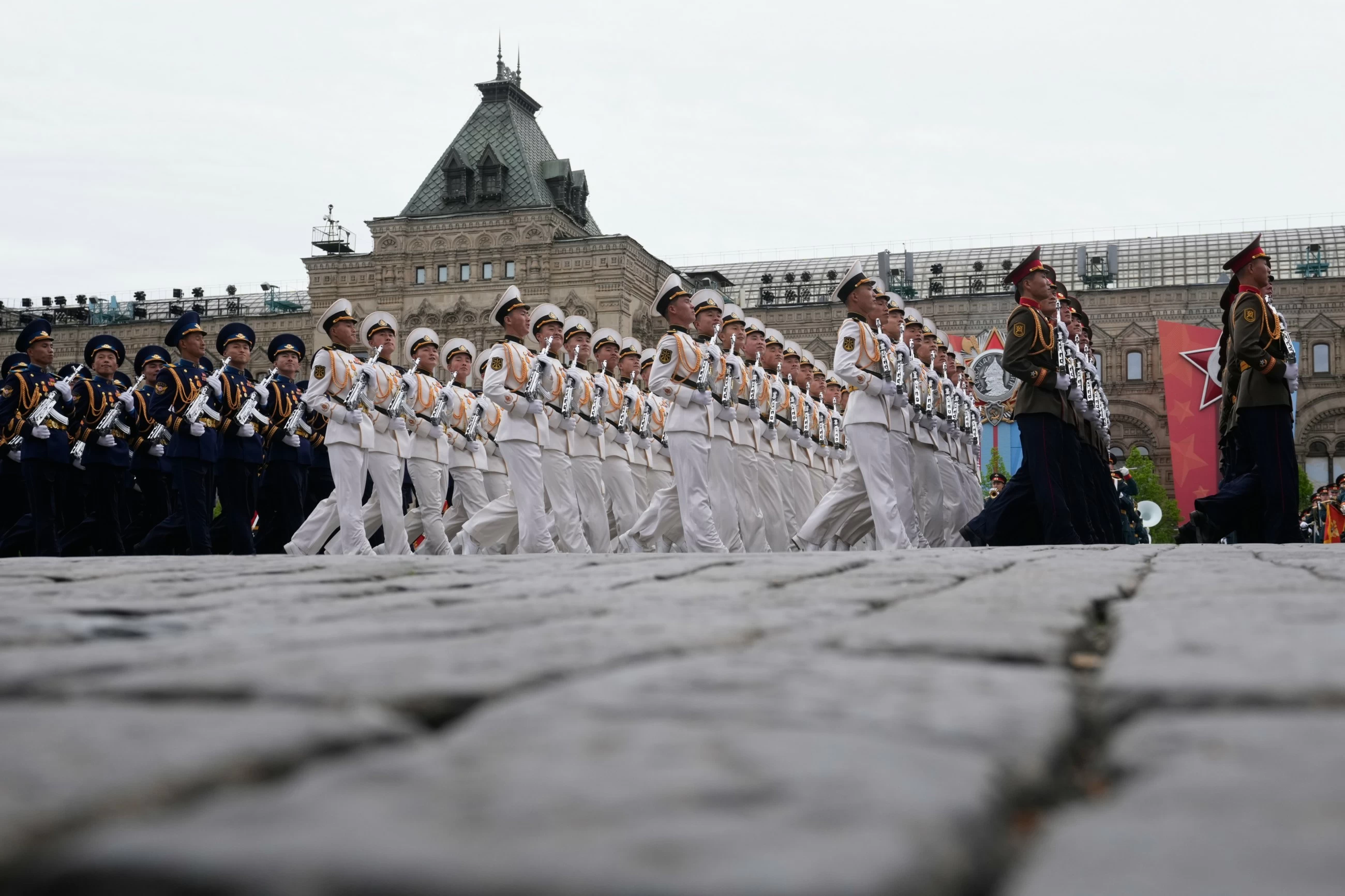 Putin attends scaled-back WW2 victory parade