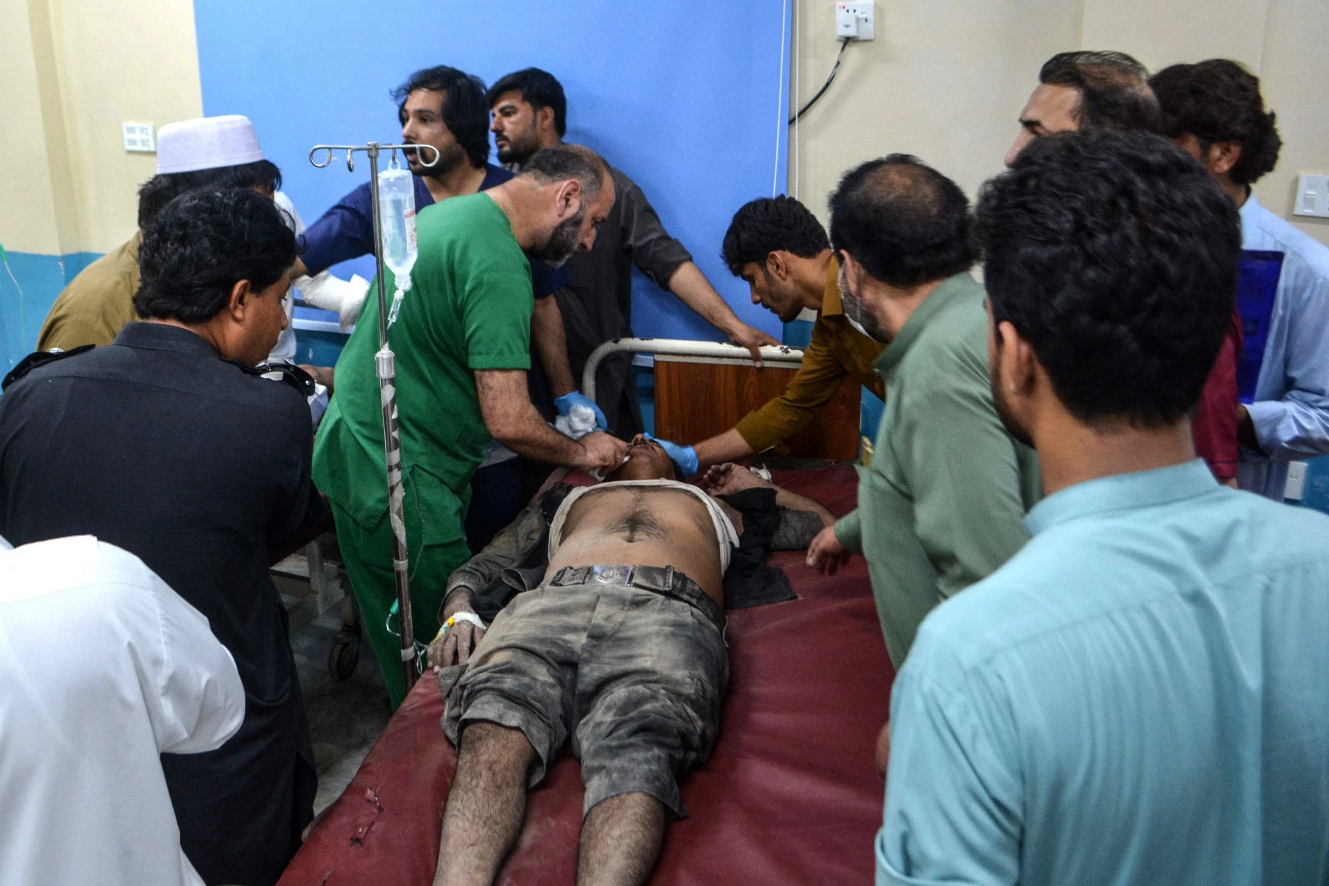 Car bomb attack on checkpoint kills 15 in Pakistan