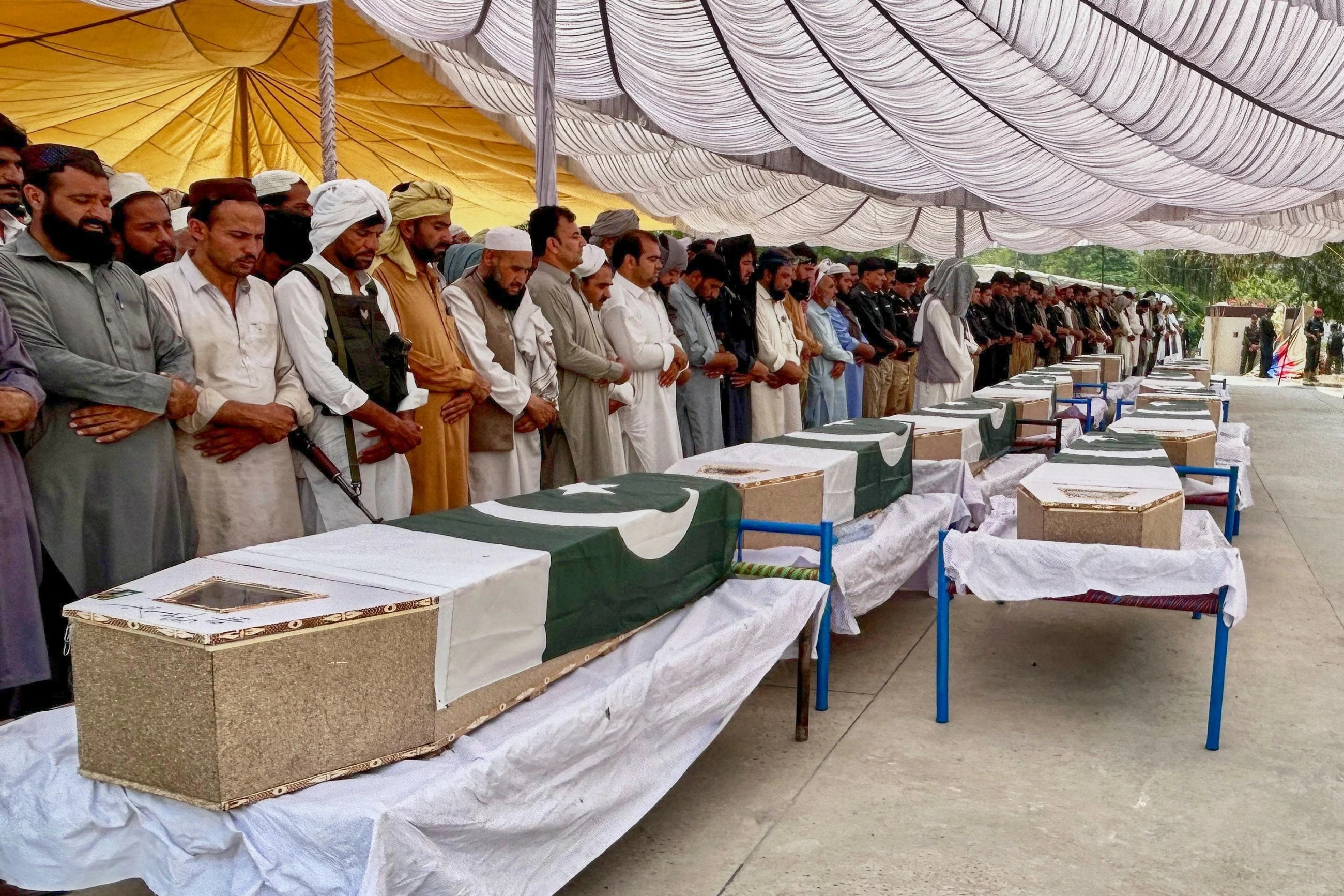15 police officers killed in suicide attack on checkpoint in Pakistani city of Bannu