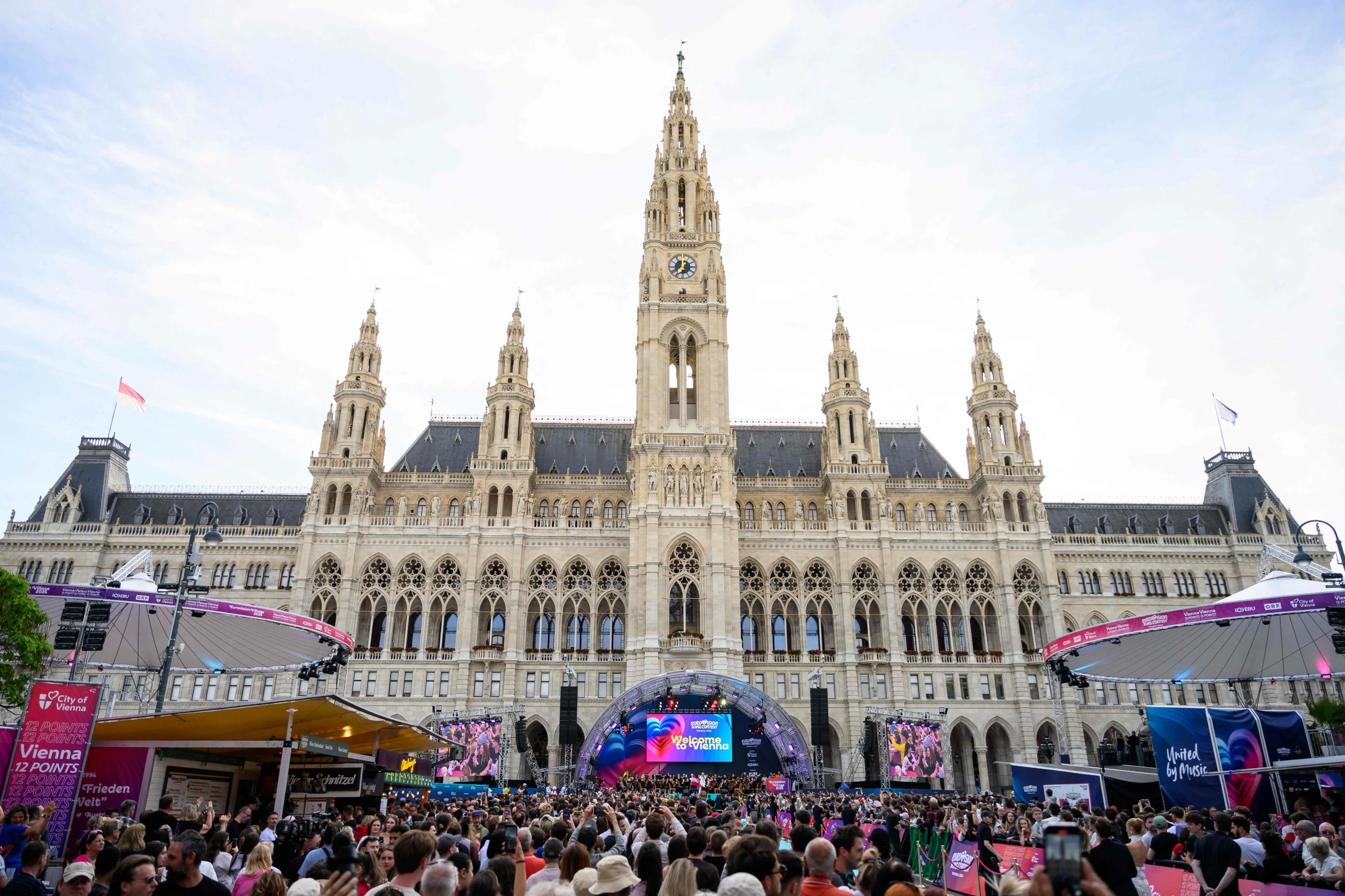 Selfies galore as Eurovision kicks off in Vienna