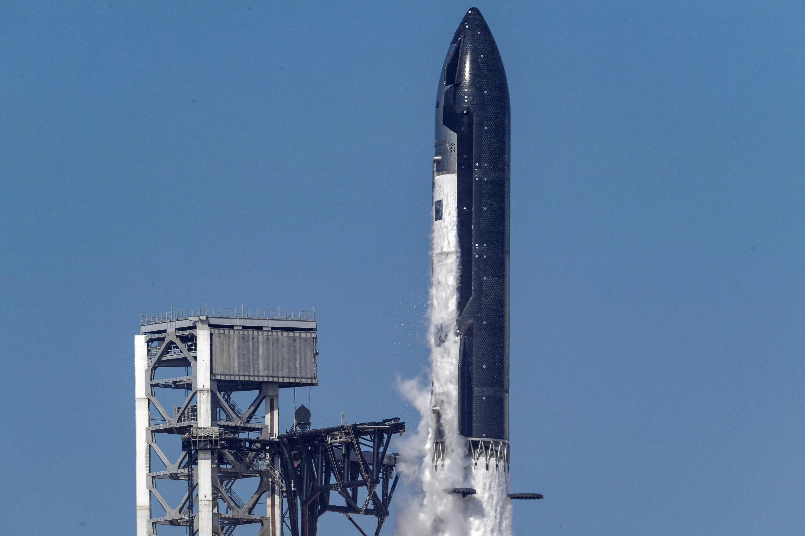 SpaceX carries out mostly successful Starship test flight