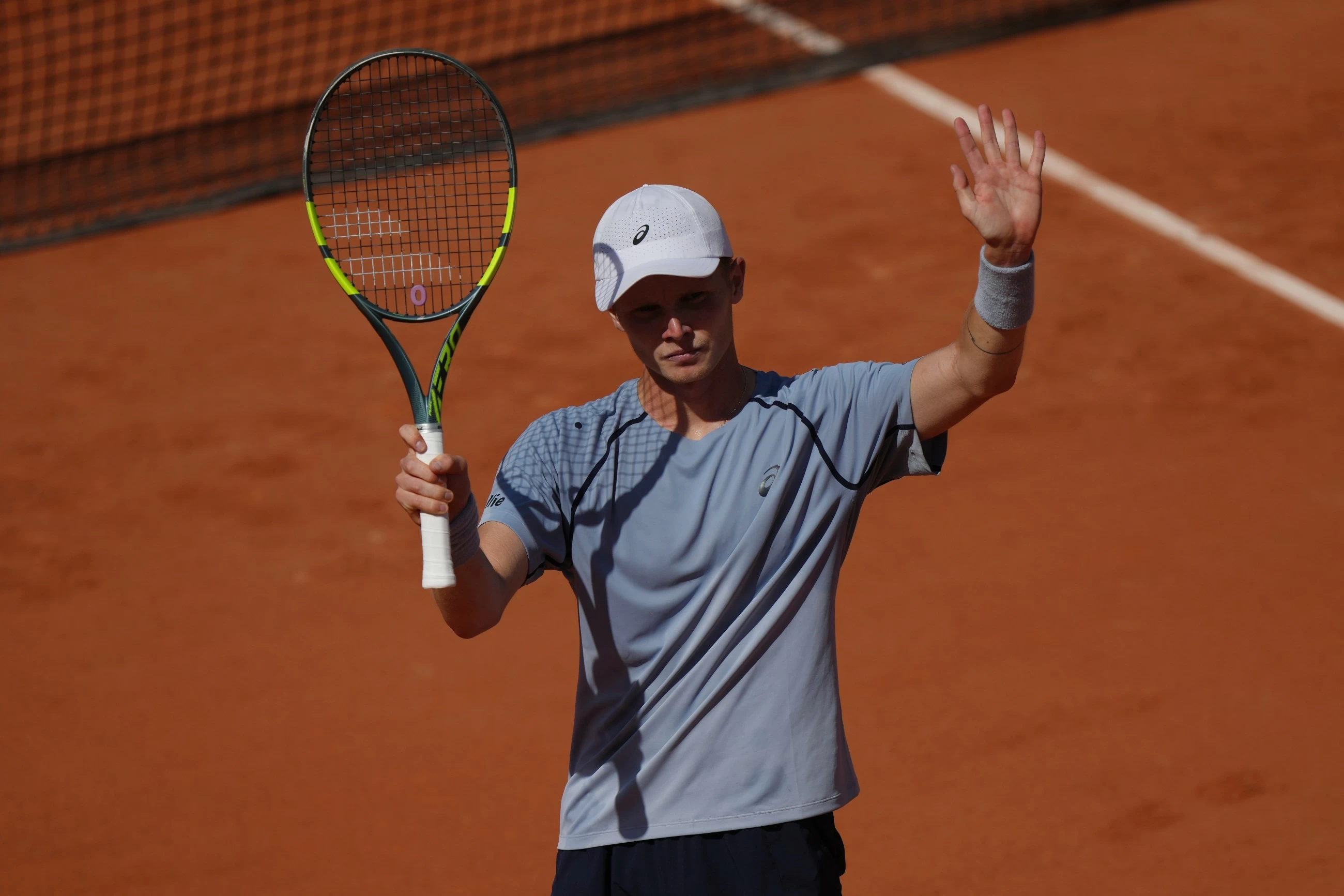 Emotional Wawrinka bows out of French Open with loss to De Jong