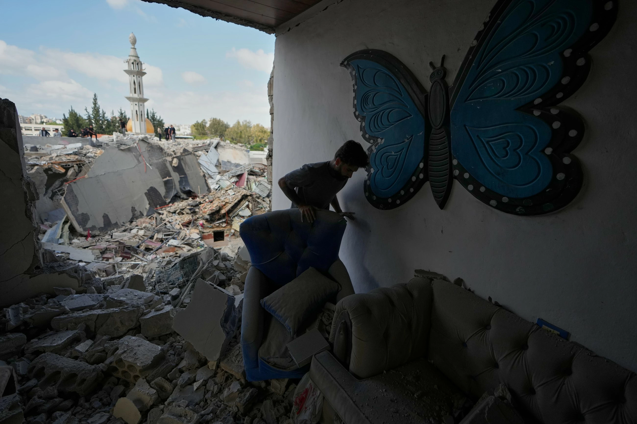 Israeli strikes kill 31 in Lebanon as Israel expands ground operations