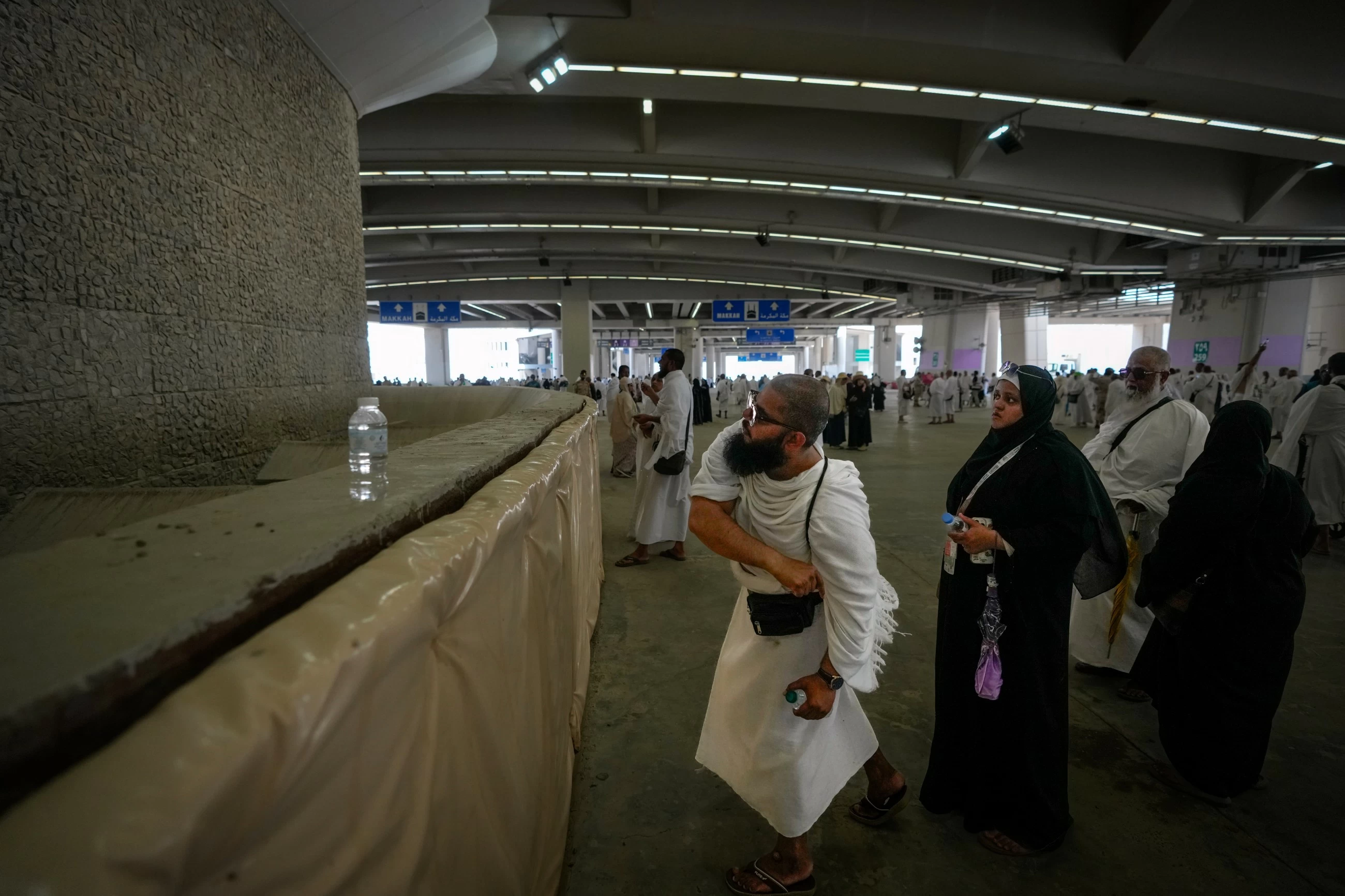 Pilgrims 'stone the devil' in final ritual at Hajj gripped by intense heat