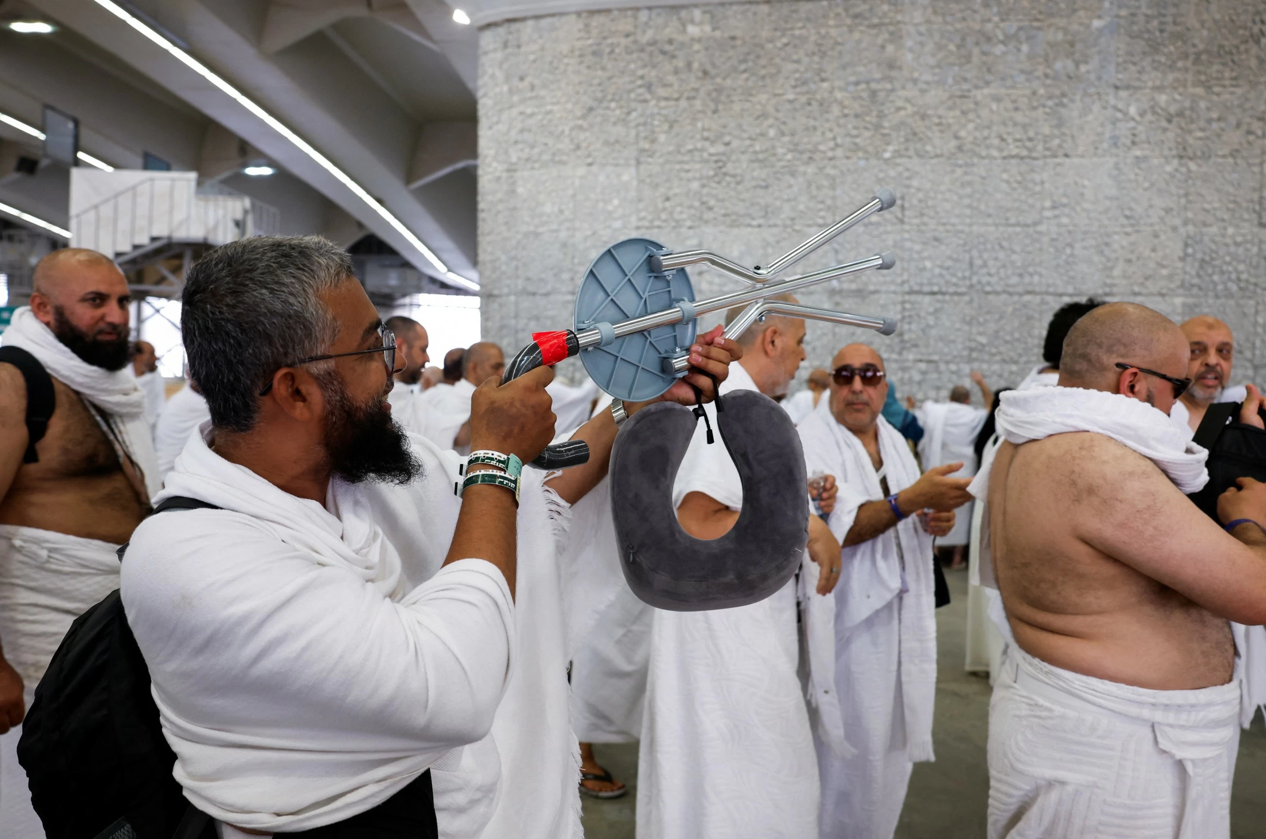 Pilgrims 'stone the devil' in final ritual at Hajj gripped by intense heat
