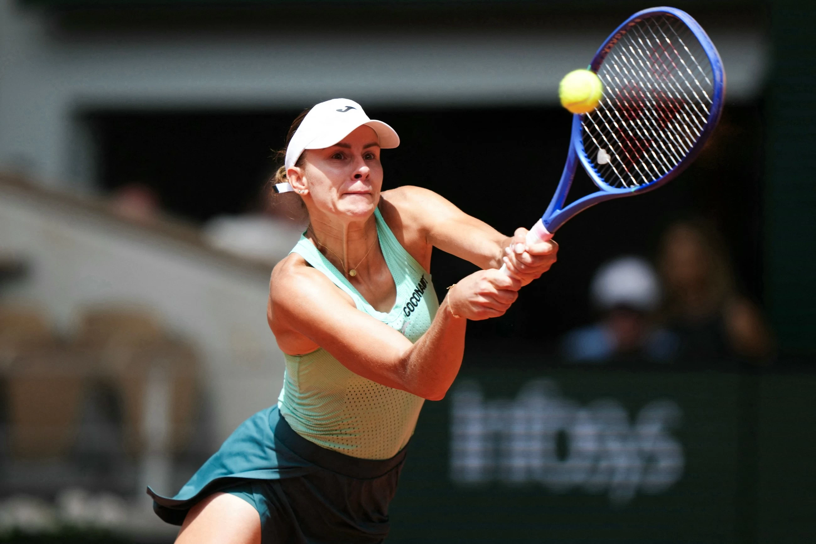 Swiatek cruises into fourth round, Rublev beats Borges
