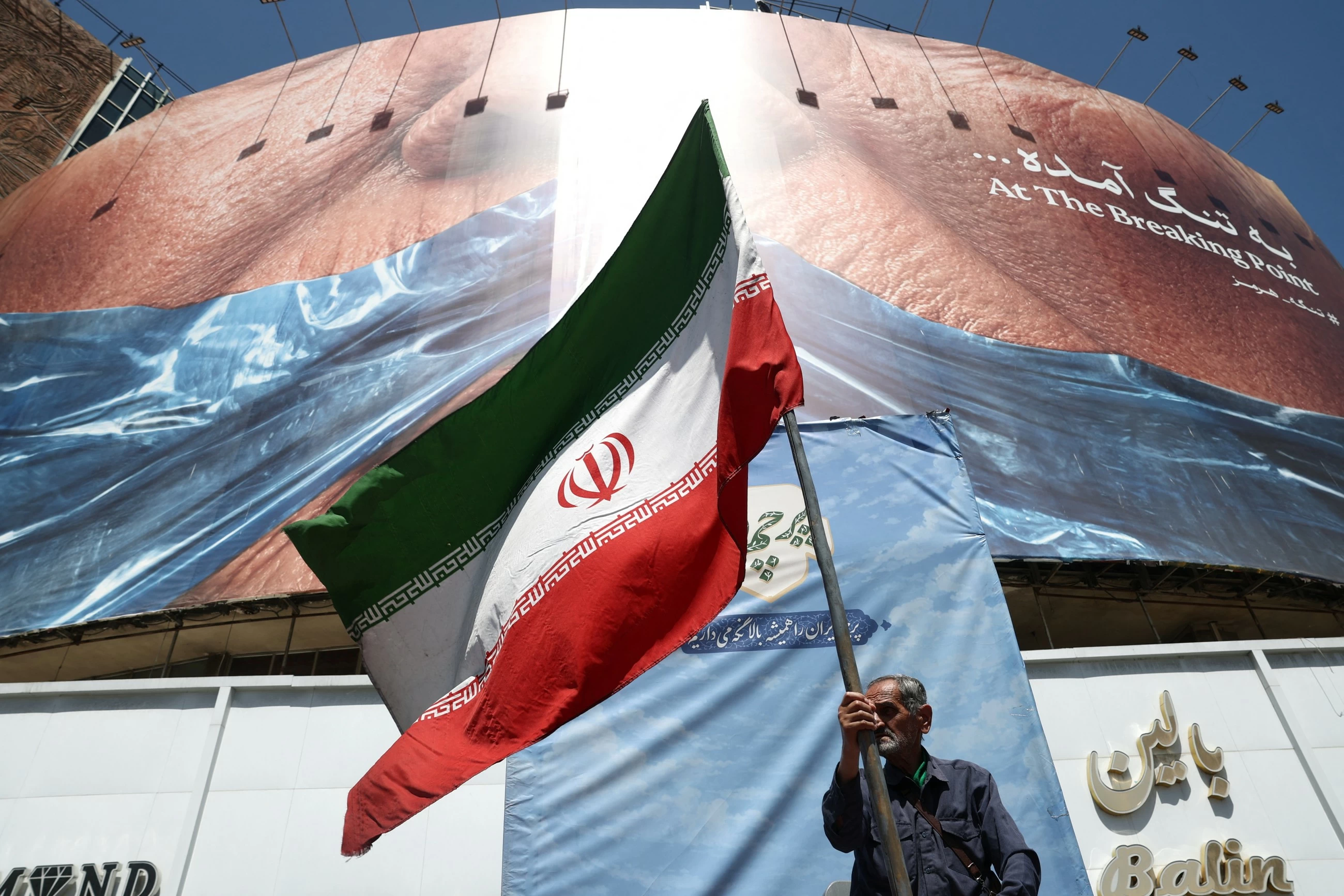 US warns capable of resuming war with Iran as deal remains elusive