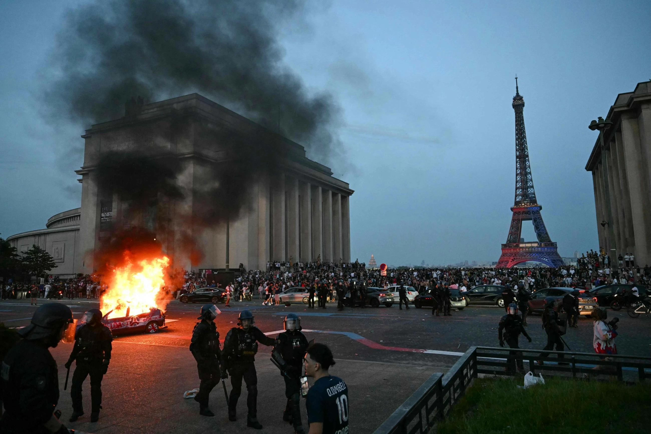 Hundreds arrested as clashes erupt in Paris on PSG victory night