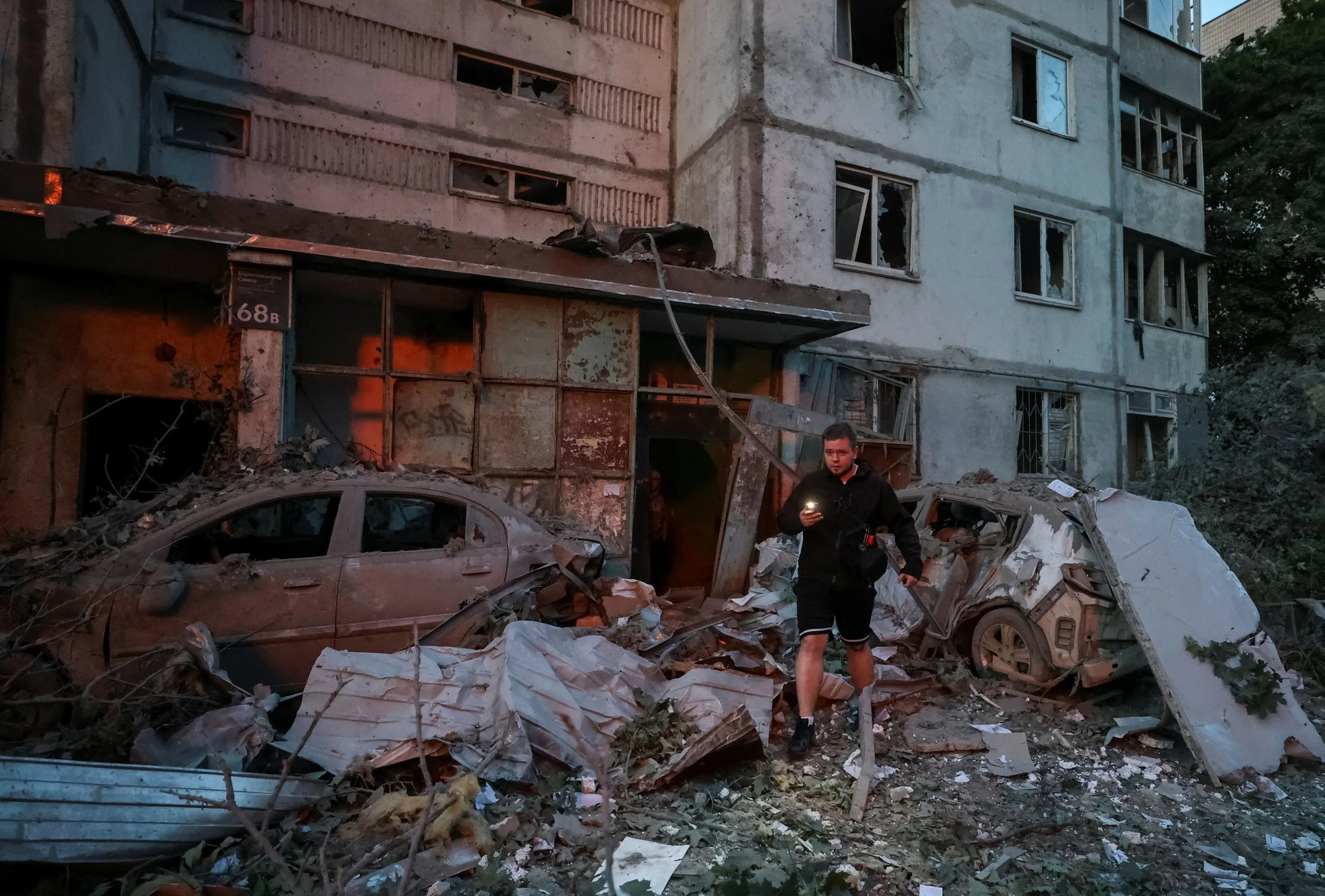 Russian attack kills at least 14 in Ukraine