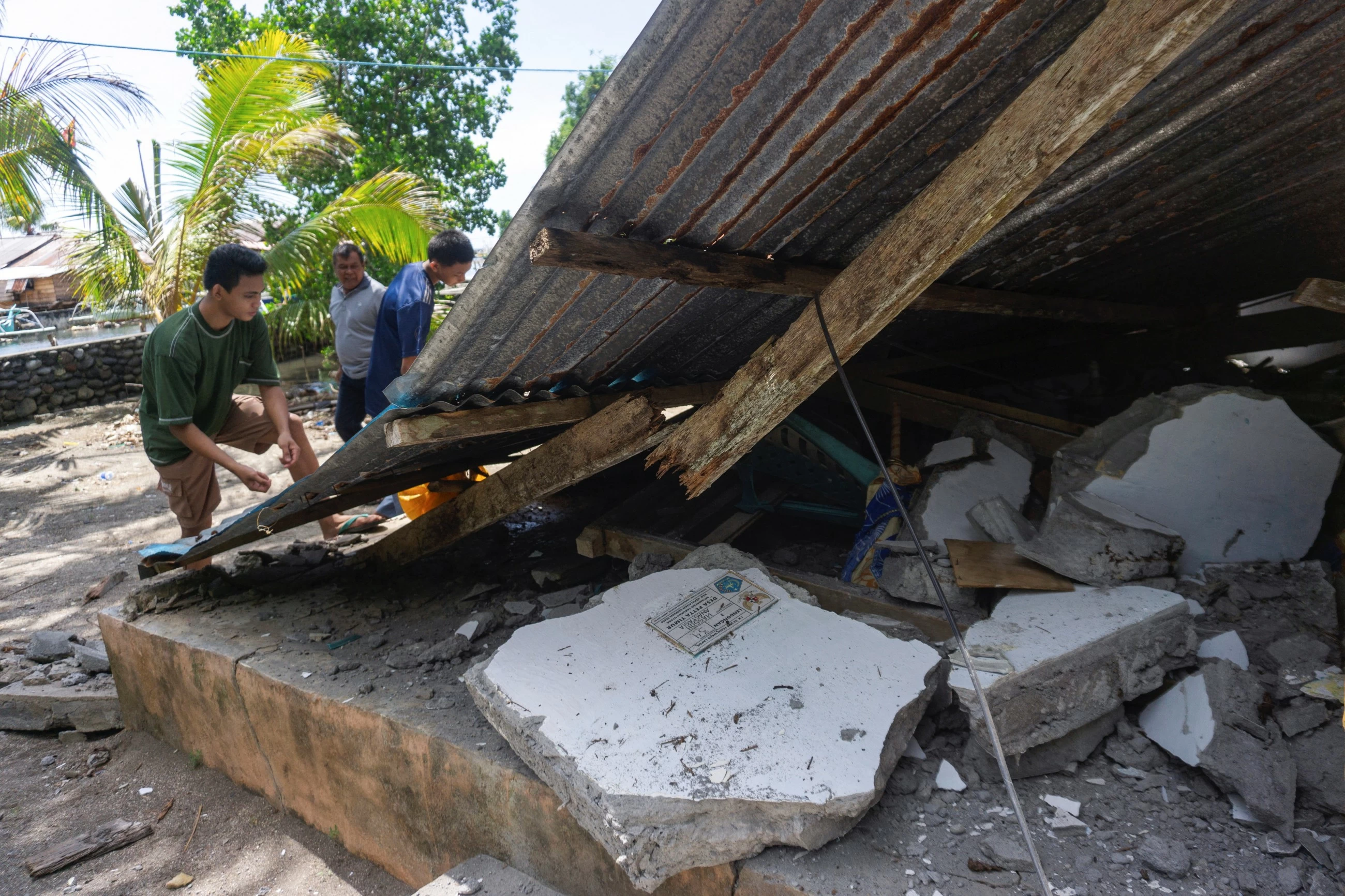 Major earthquake off Philippines kills at least 15