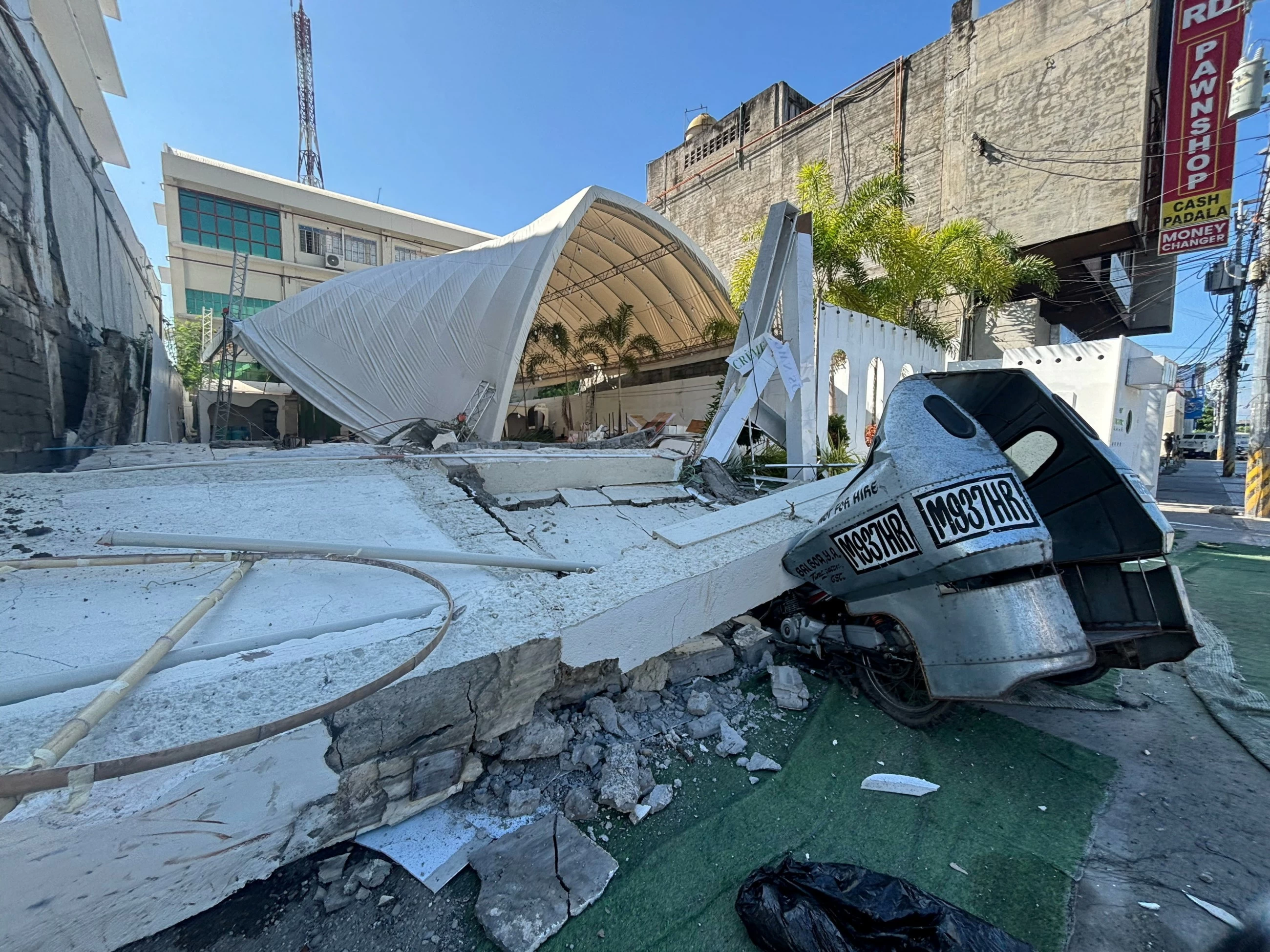 Major earthquake off Philippines kills at least 15