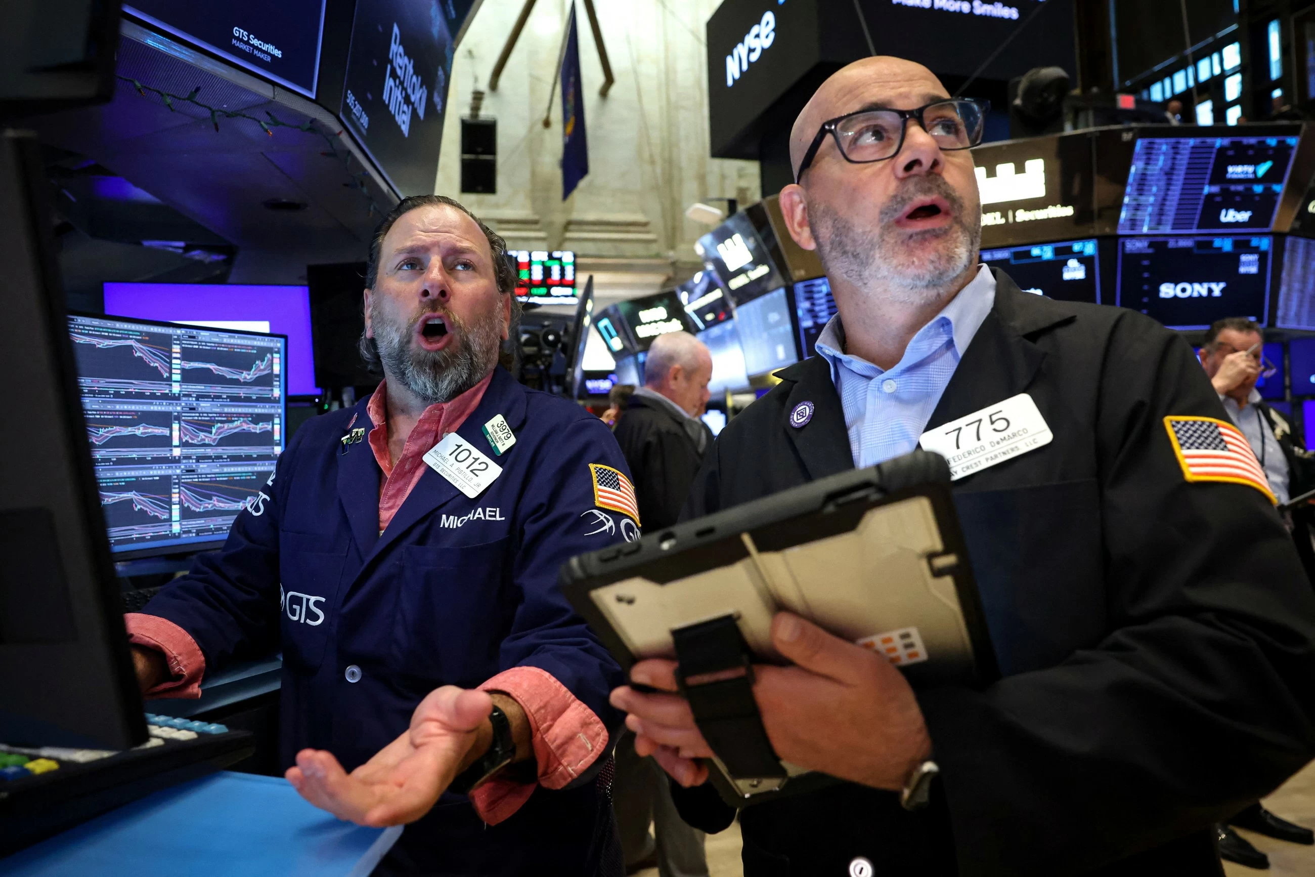 Global stocks rally as investors dive back into tech; oil drops