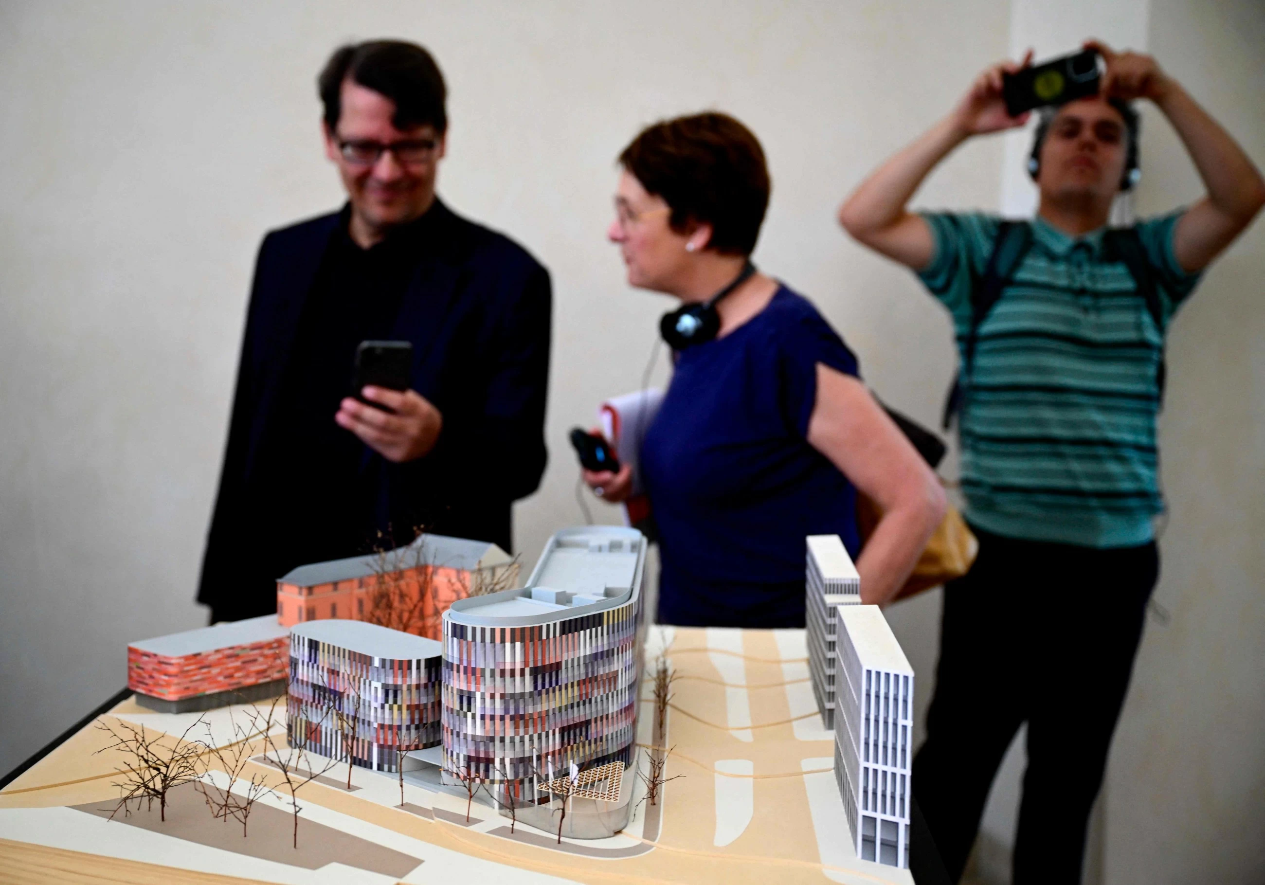 Pop-up art show gives Germans rare chance to explore President&rsquo;s residence