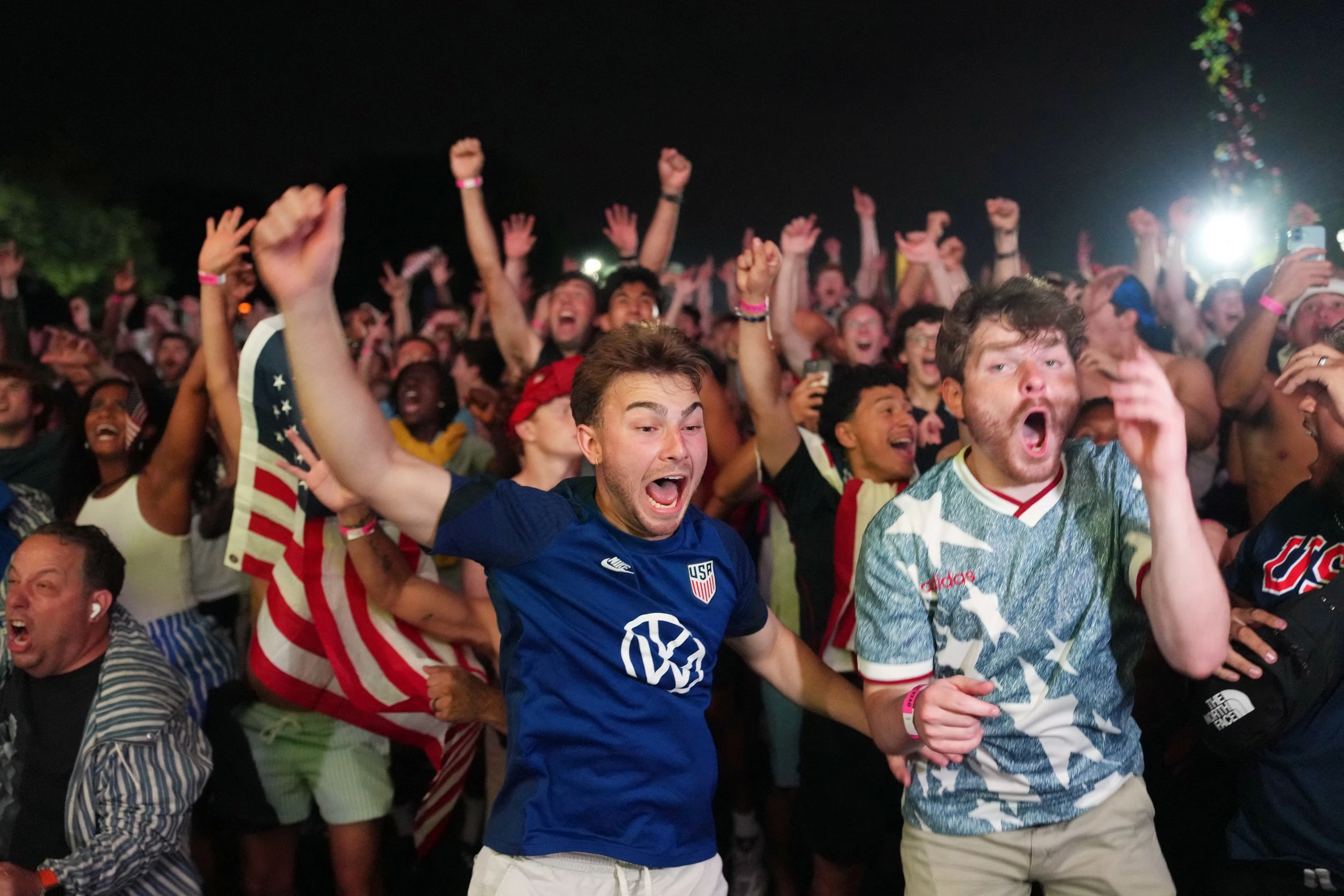 US thrash Paraguay in LA to launch home World Cup in style