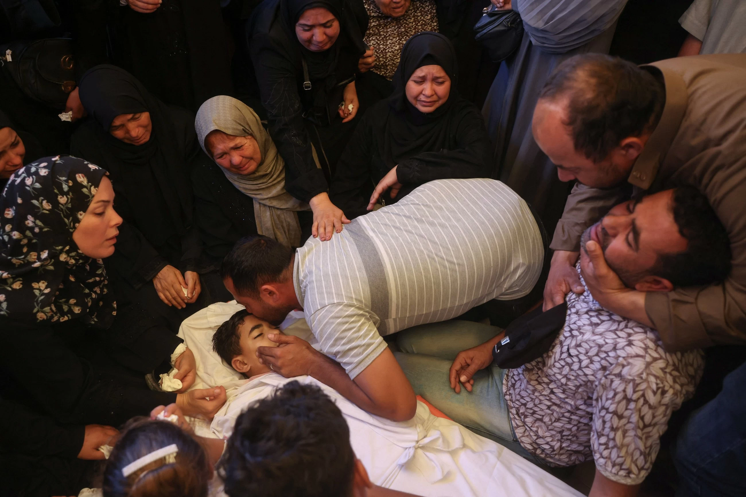 Israeli fire kills six in Gaza despite new effort to salvage truce
