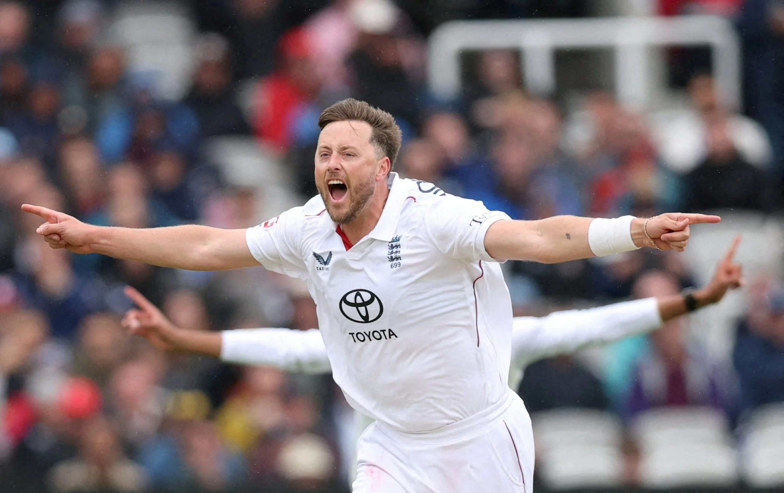 England's Robinson Ruled Out of Second Test Against New Zealand with Knee Injury