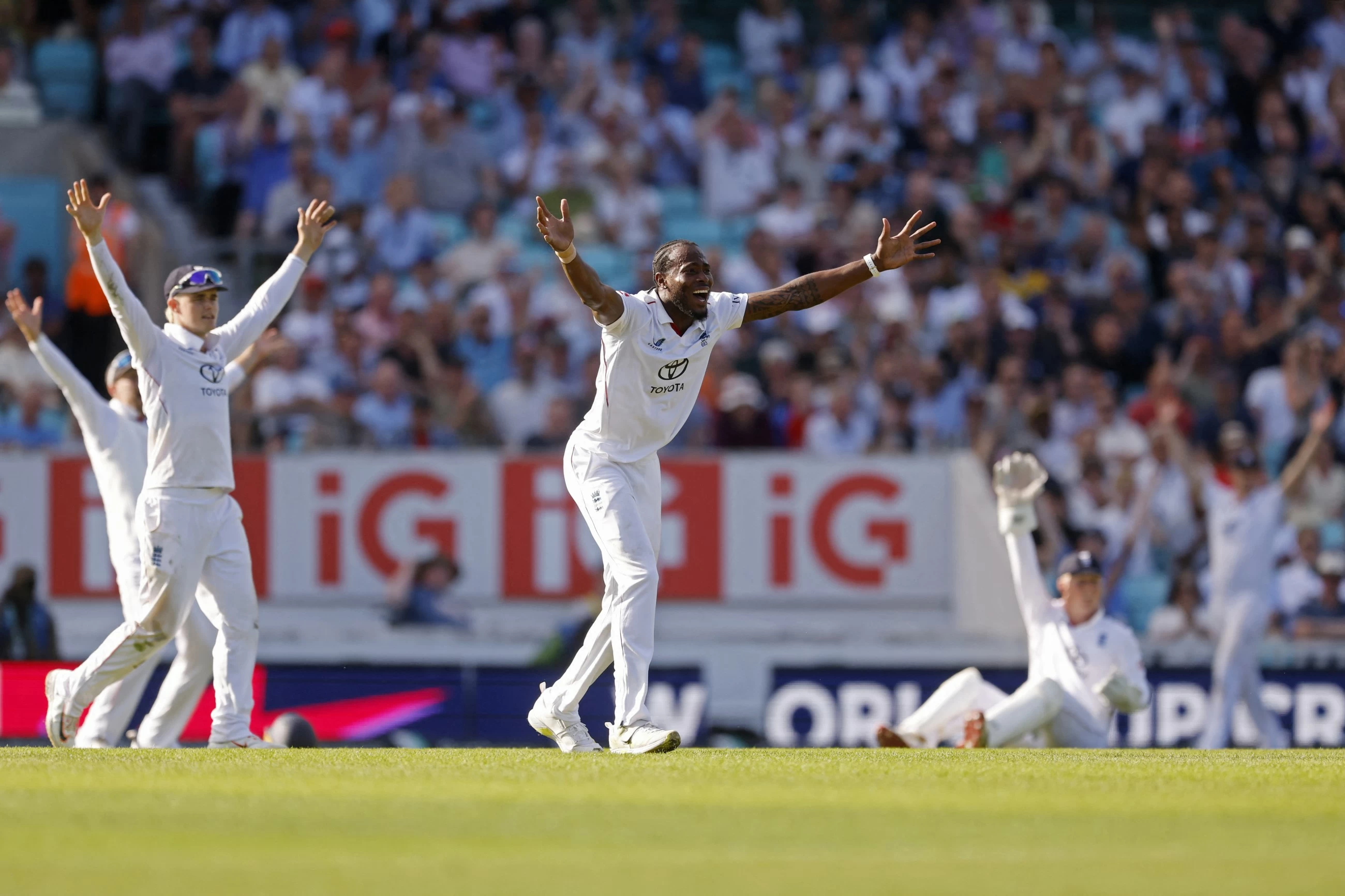Blundell, Phillips lead New Zealand recovery against England