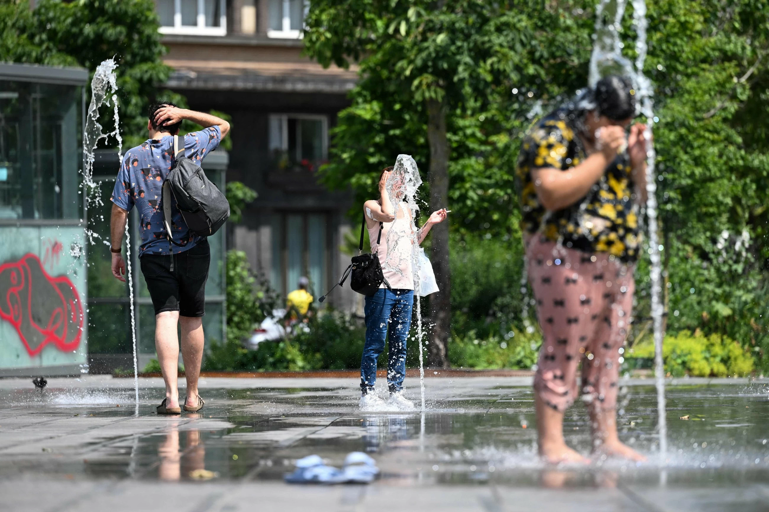 Europe swelters under heatwave, prompting crisis talks in France