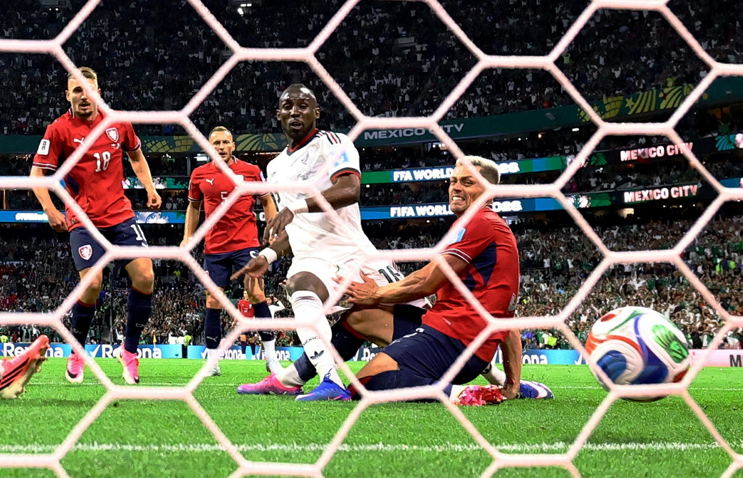 Mexico beats Czech Republic 3-0 to win all 3 World Cup group-stage matches for 1st time