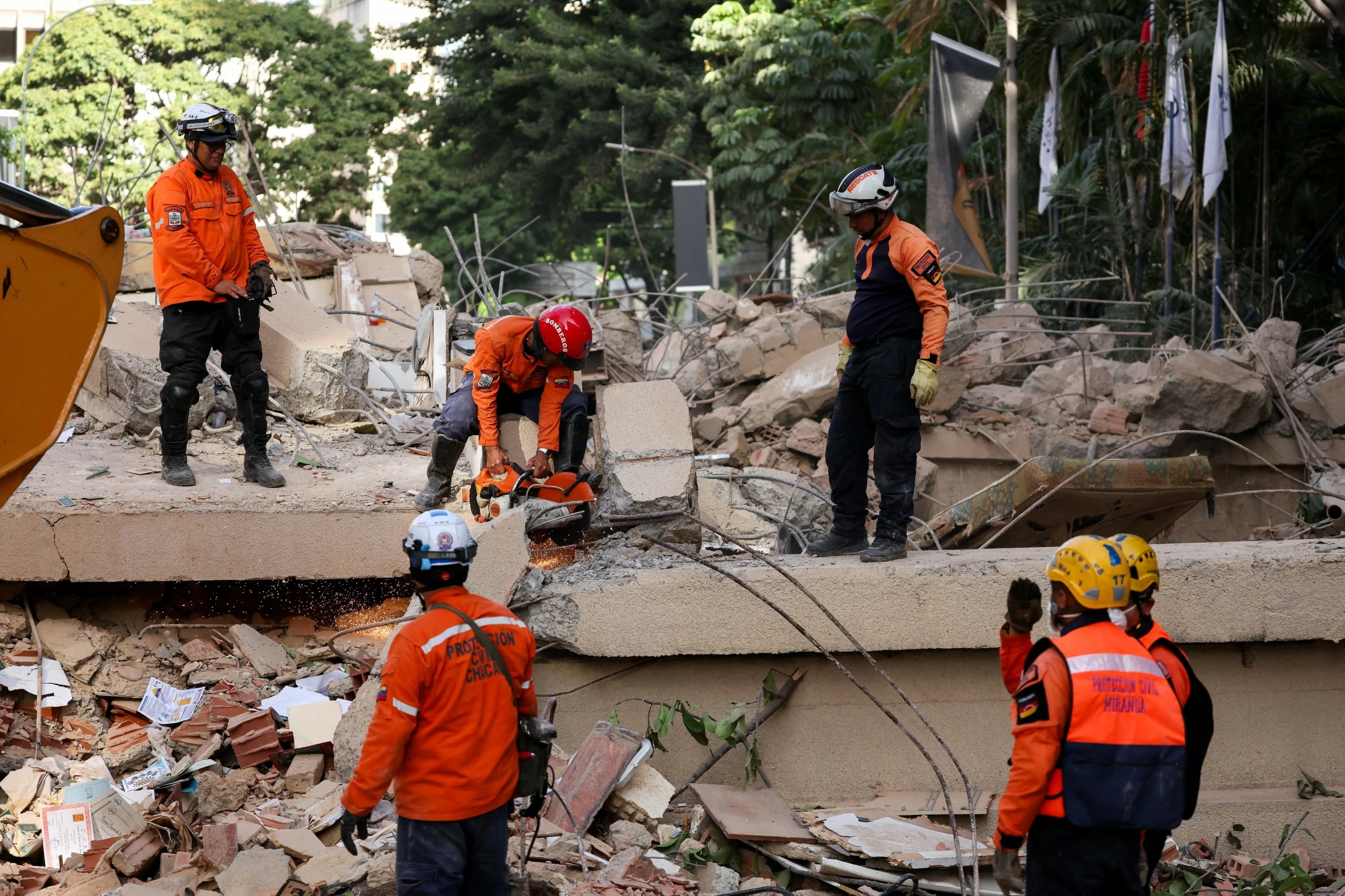 World sends rescuers, aid as Venezuela reels from deadly earthquakes