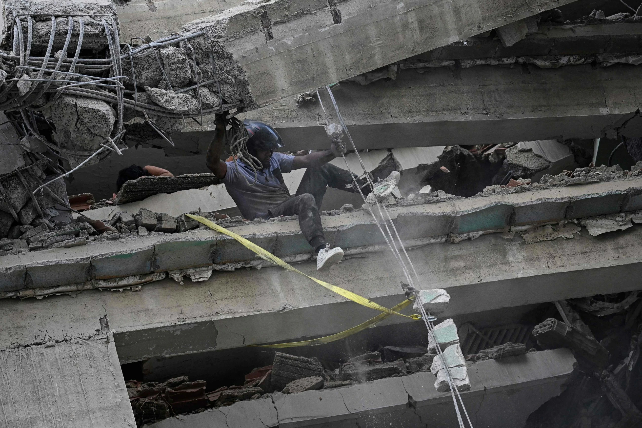 World sends rescuers, aid as Venezuela reels from deadly earthquakes