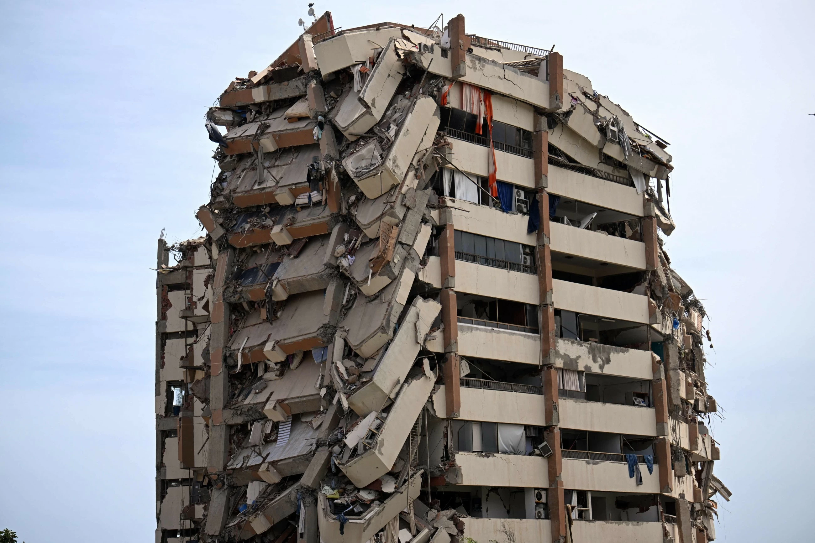 Foreign rescue teams reaching quake-hit Venezuela where 589 dead and 50,000 missing
