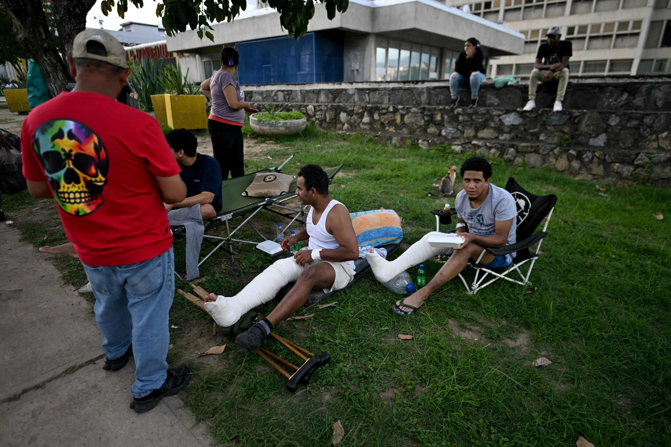 Foreign rescue teams reaching quake-hit Venezuela where 589 dead and 50,000 missing