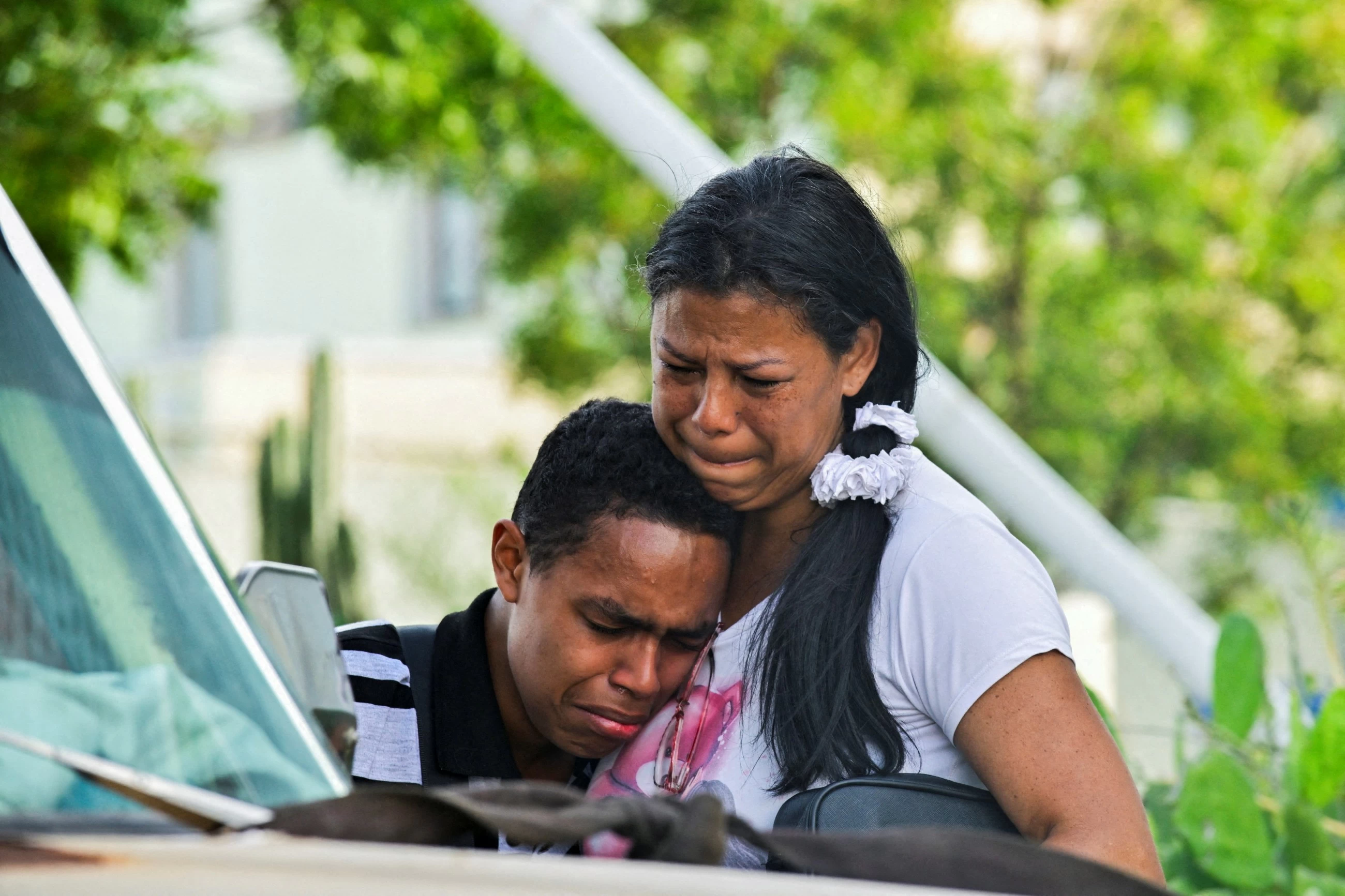 Foreign rescue teams reaching quake-hit Venezuela where 589 dead and 50,000 missing