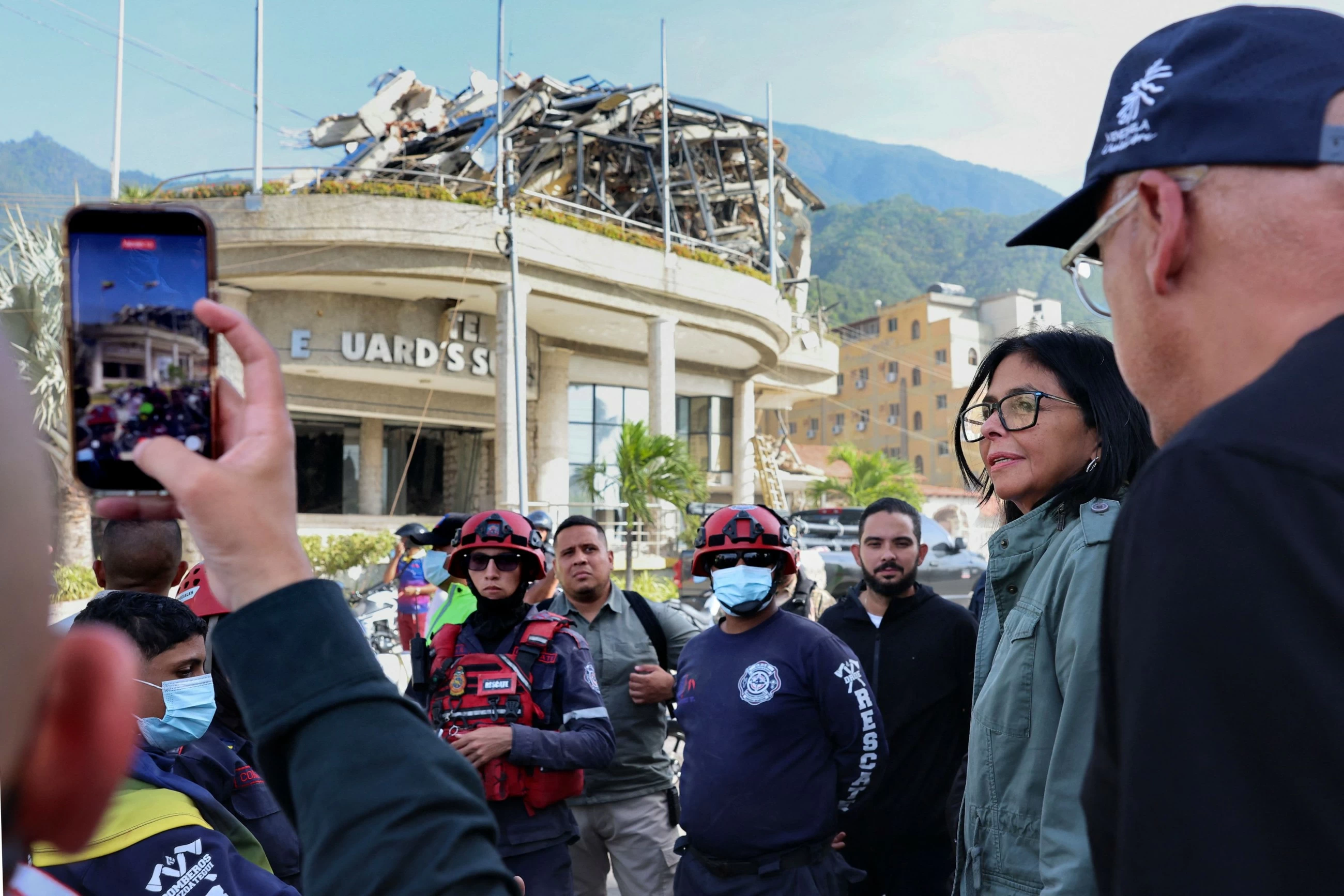 Foreign rescue teams reaching quake-hit Venezuela where 589 dead and 50,000 missing