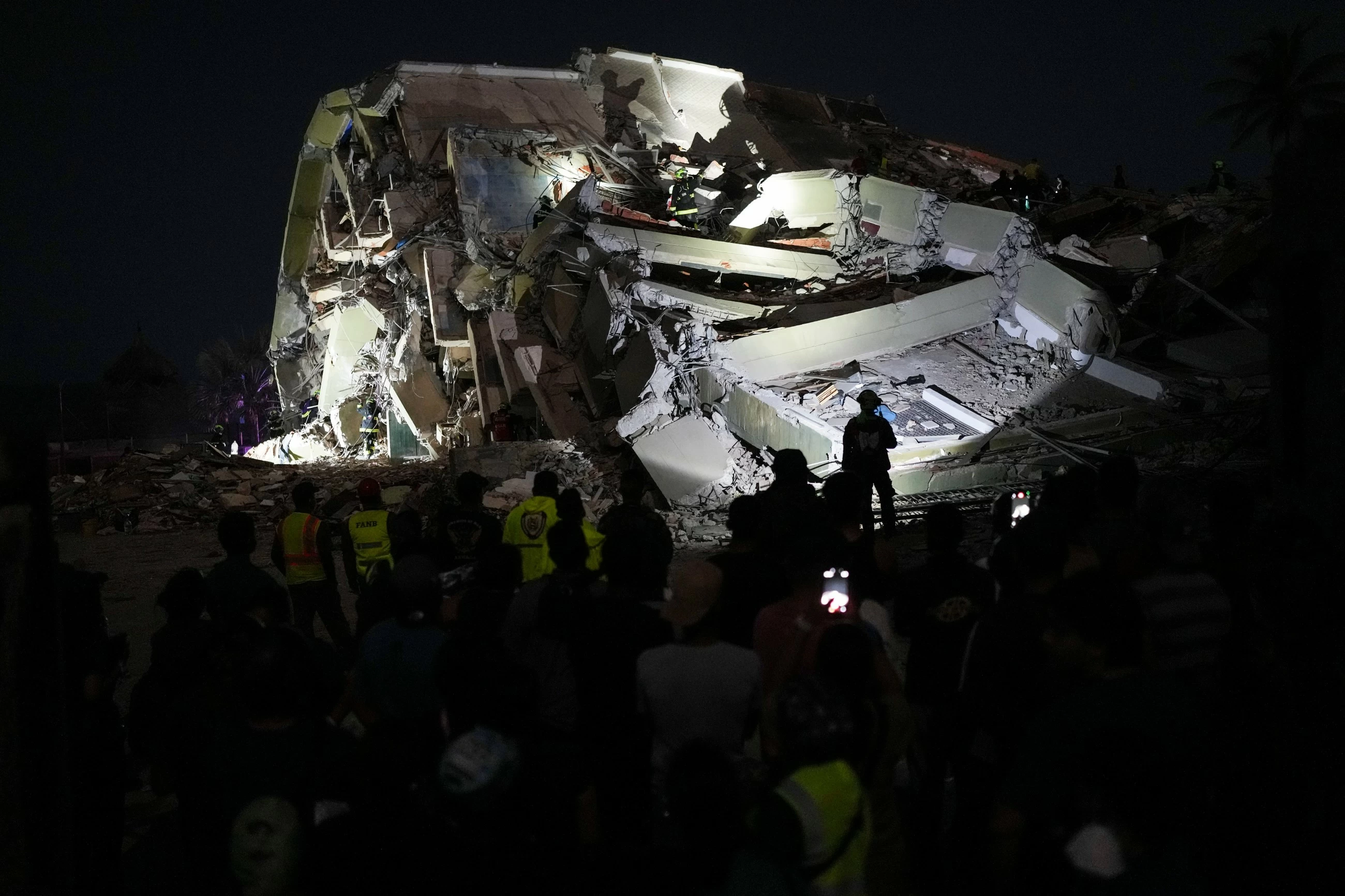 Venezuela earthquakes kill nearly 1,000, tens of thousands missing