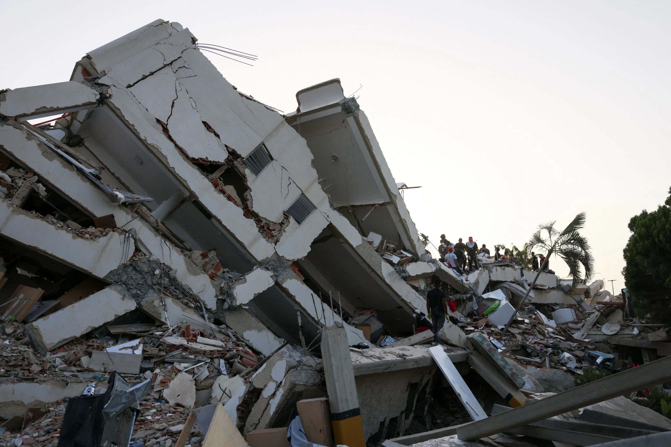 Venezuela earthquakes kill nearly 1,000, tens of thousands missing