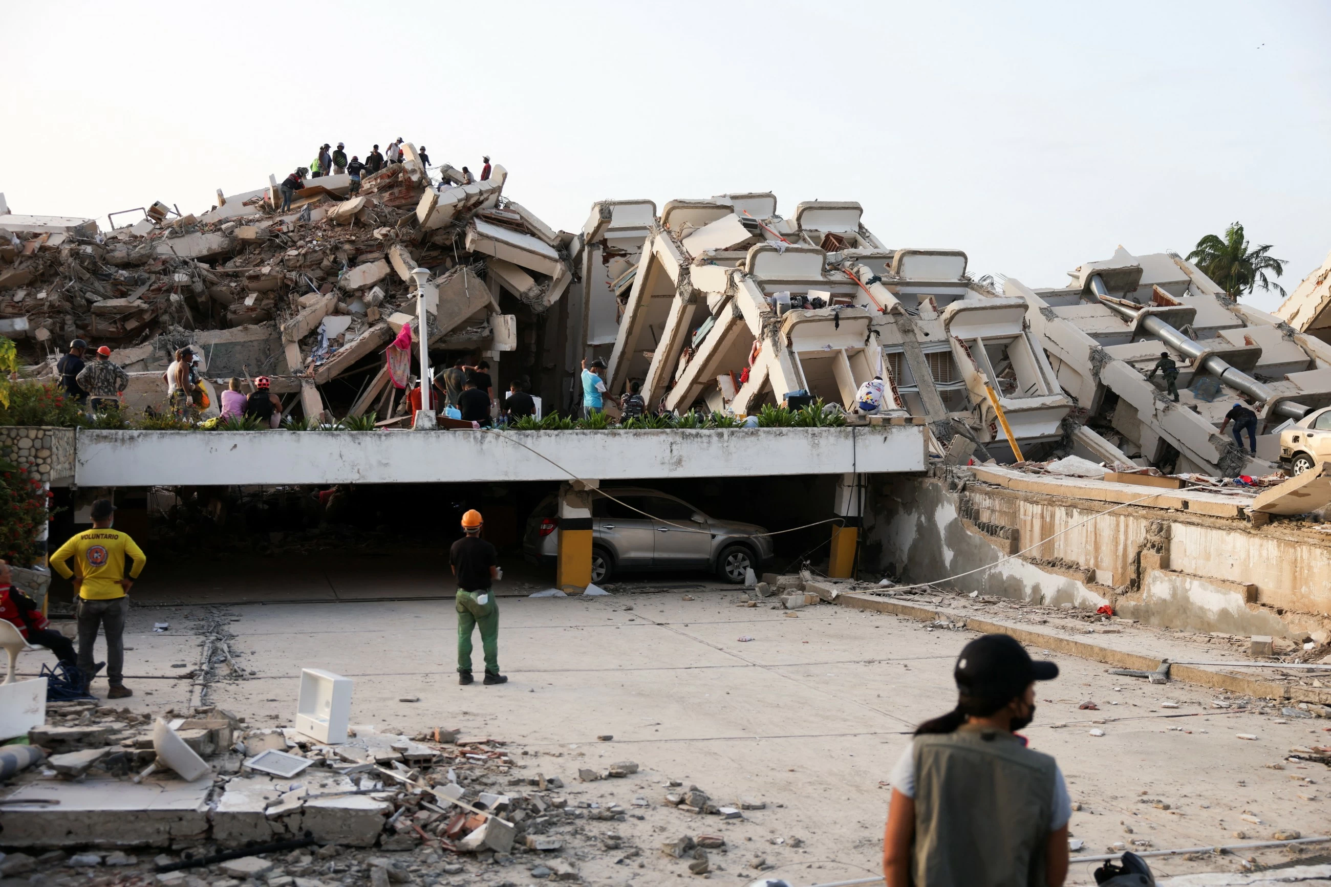 Venezuela earthquakes kill nearly 1,000, tens of thousands missing