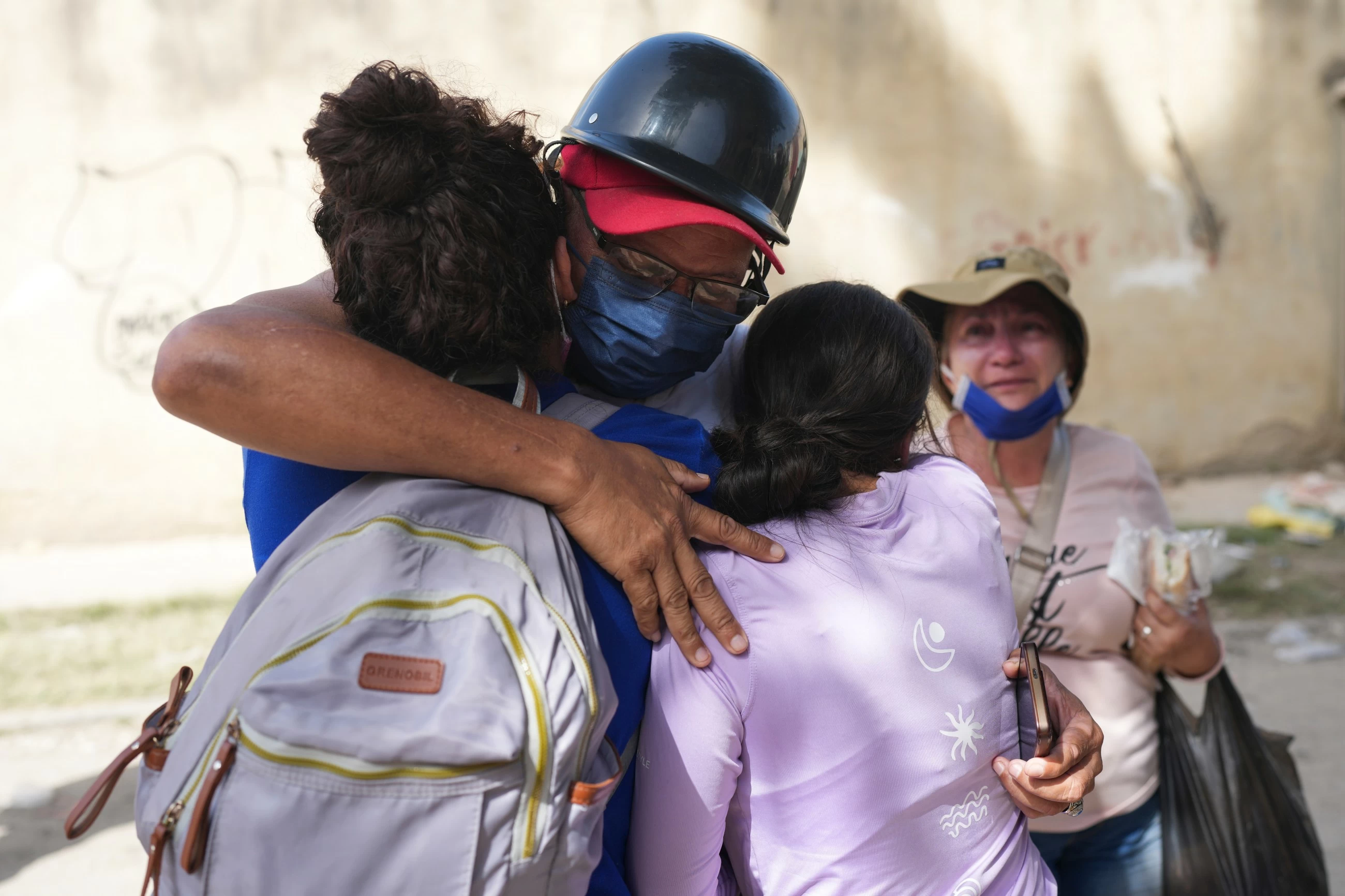 Desperation mounts as quake death toll rises to 1,430 in Venezuela