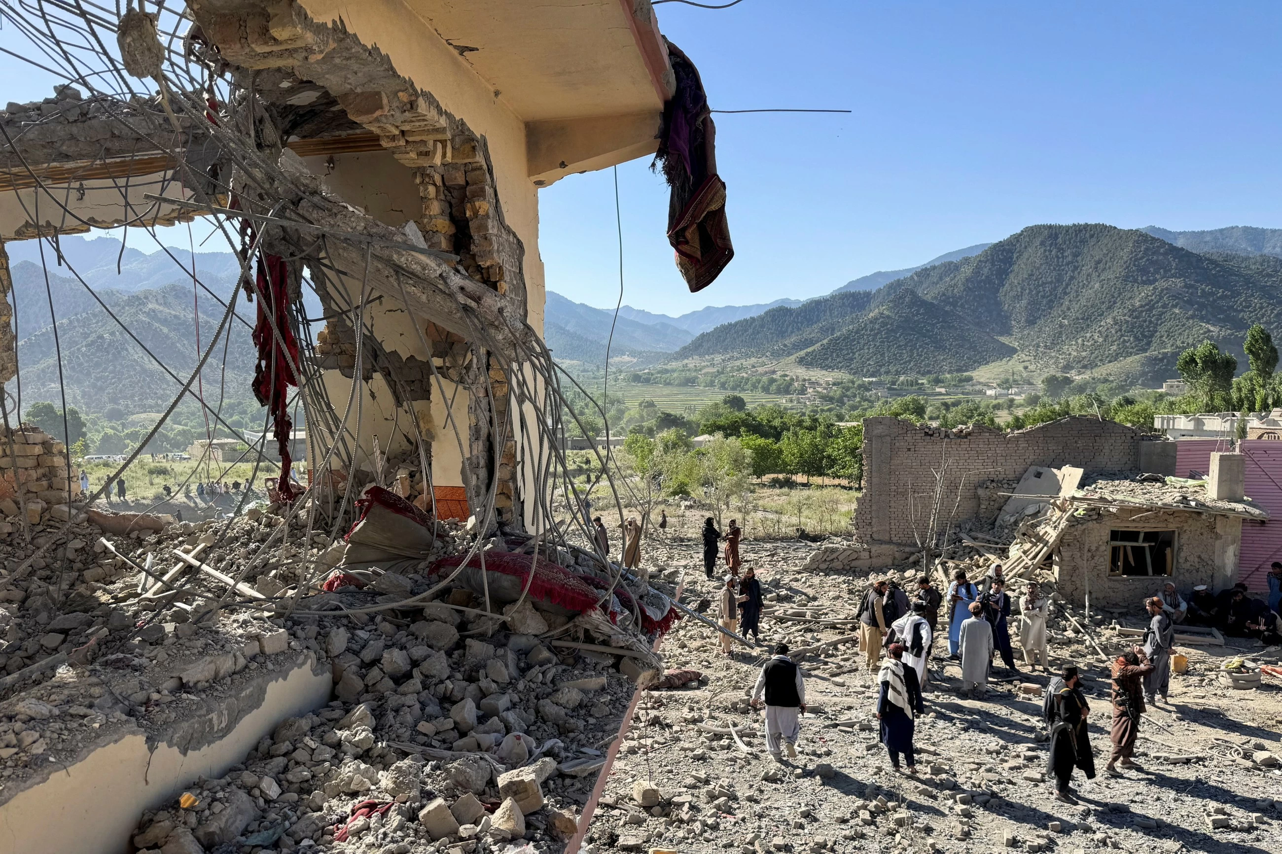 Pakistan forces kill 29 militants in border operation, Kabul says dozens of civilians dead