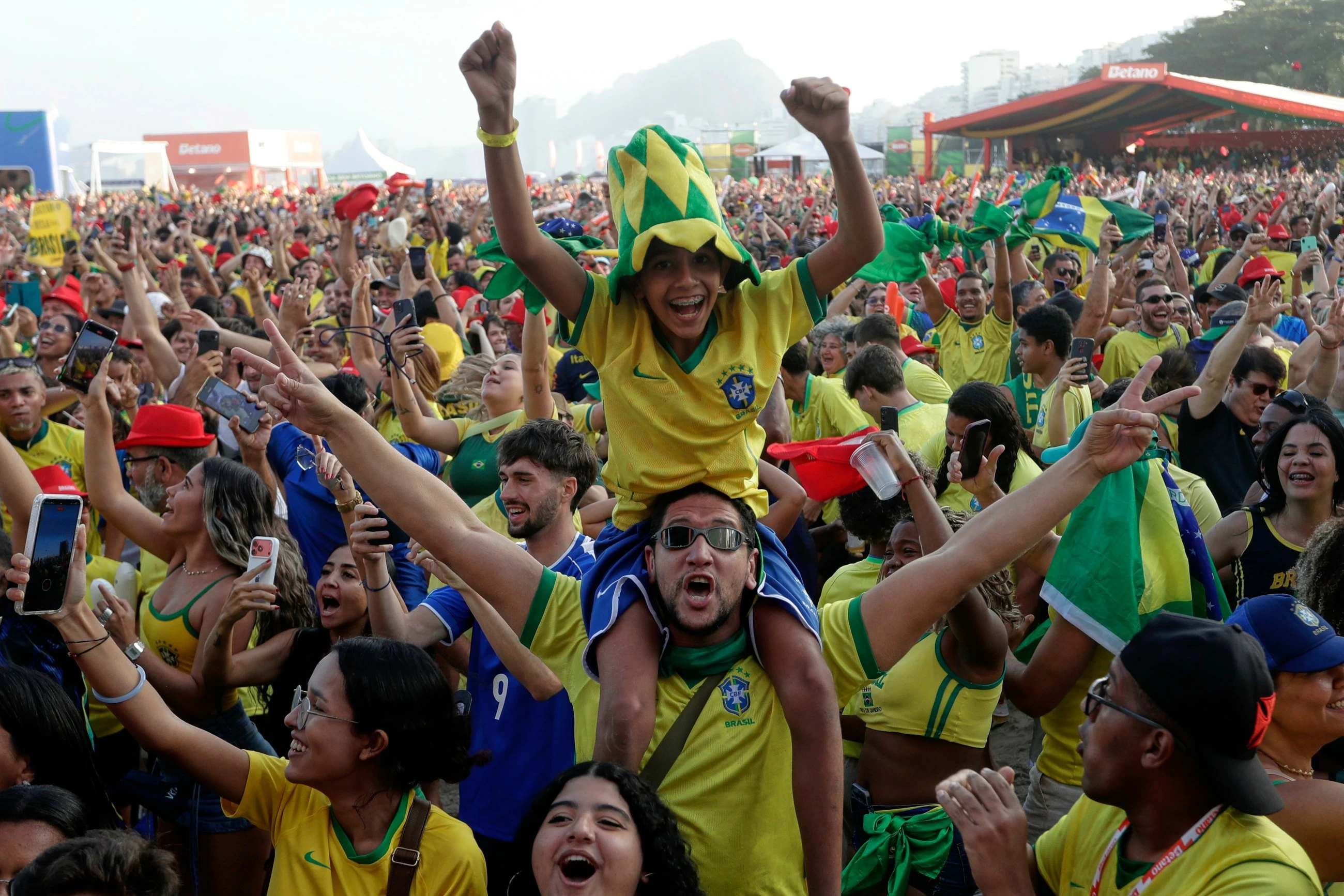 Martinelli scores in 95th minute to send Brazil into World Cup last 16