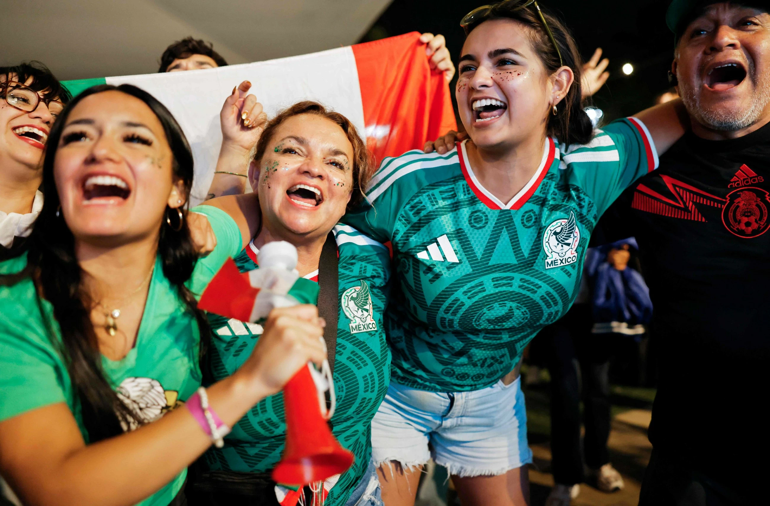 Mexico ends a 40-year knockout drought, beats Ecuador 2-0 to reach the round of 16