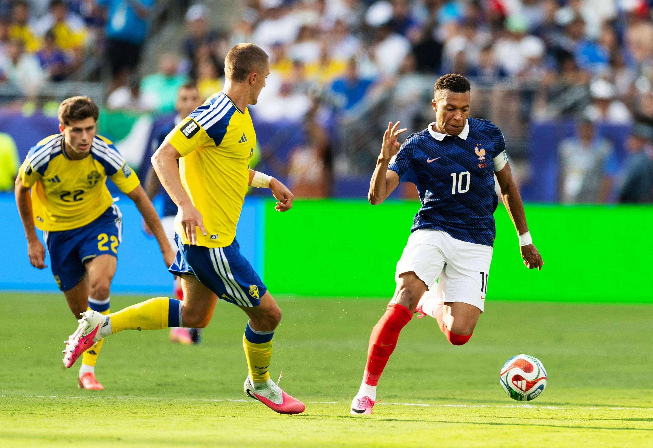Mbappé scores twice to tie Messi for World Cup lead with 6 goals, France beats Sweden 3-0