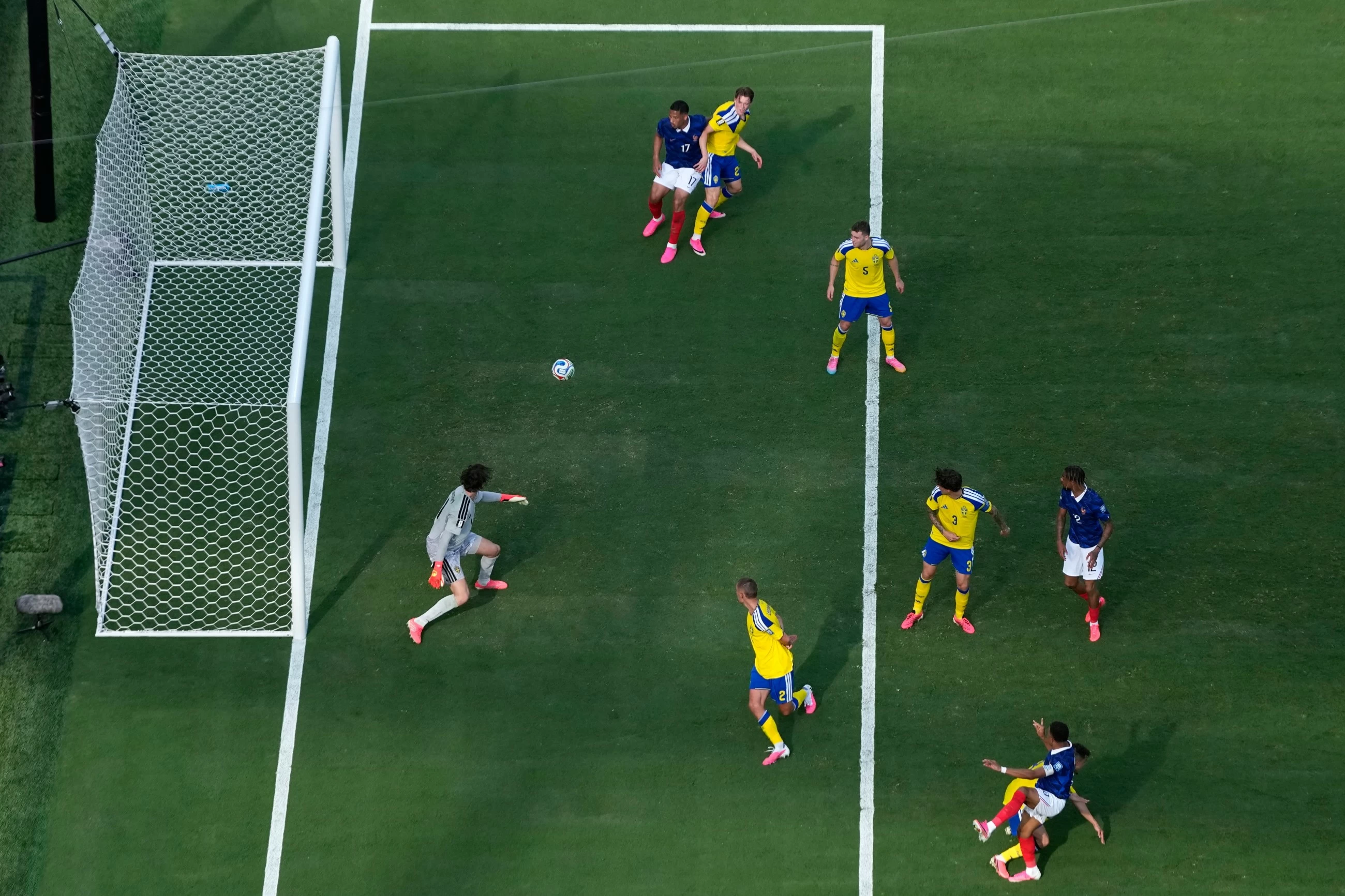 Mbappé scores twice to tie Messi for World Cup lead with 6 goals, France beats Sweden 3-0