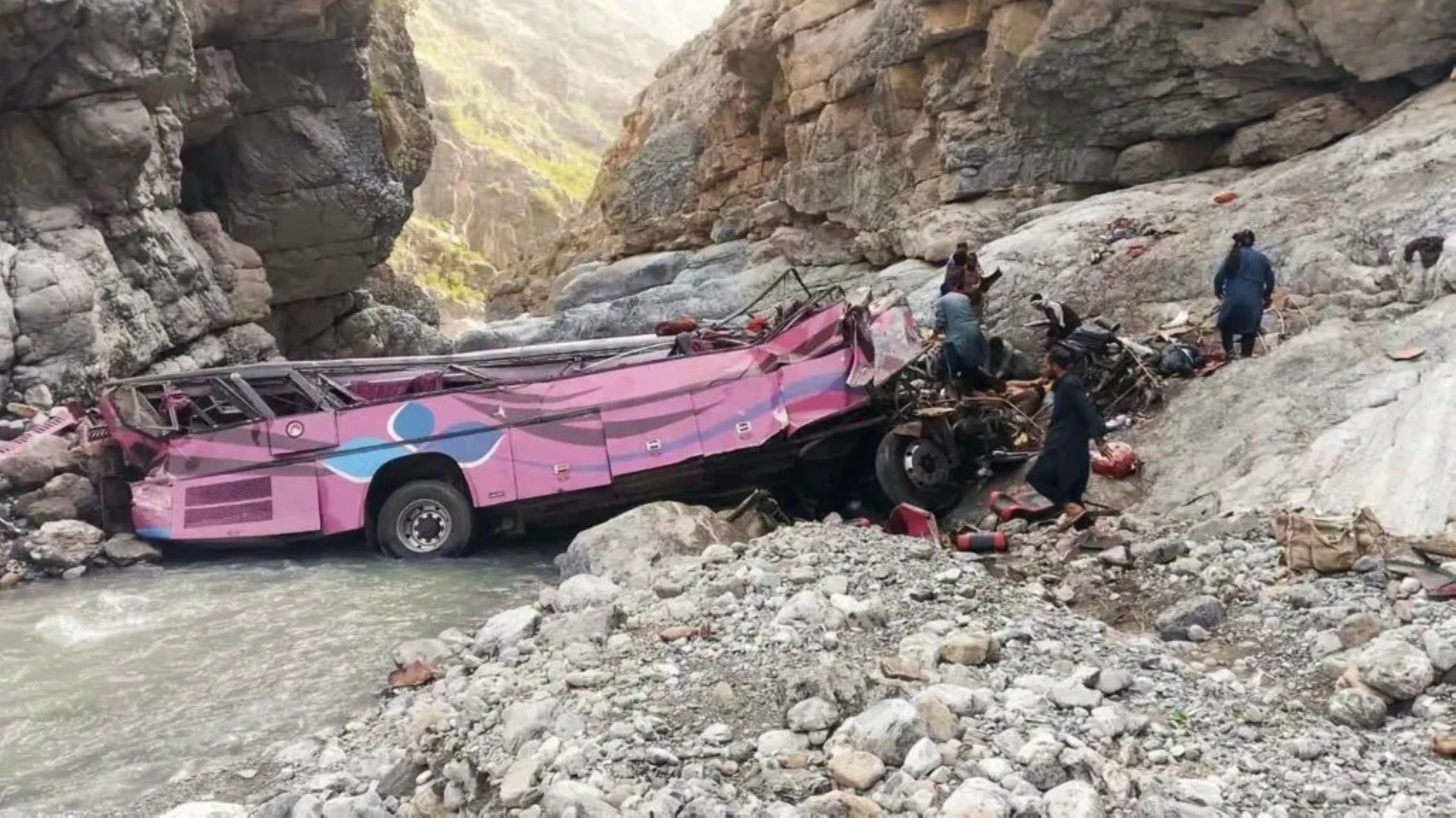 VIDEO: 40 dead after passenger bus falls into ravine in Pakistan